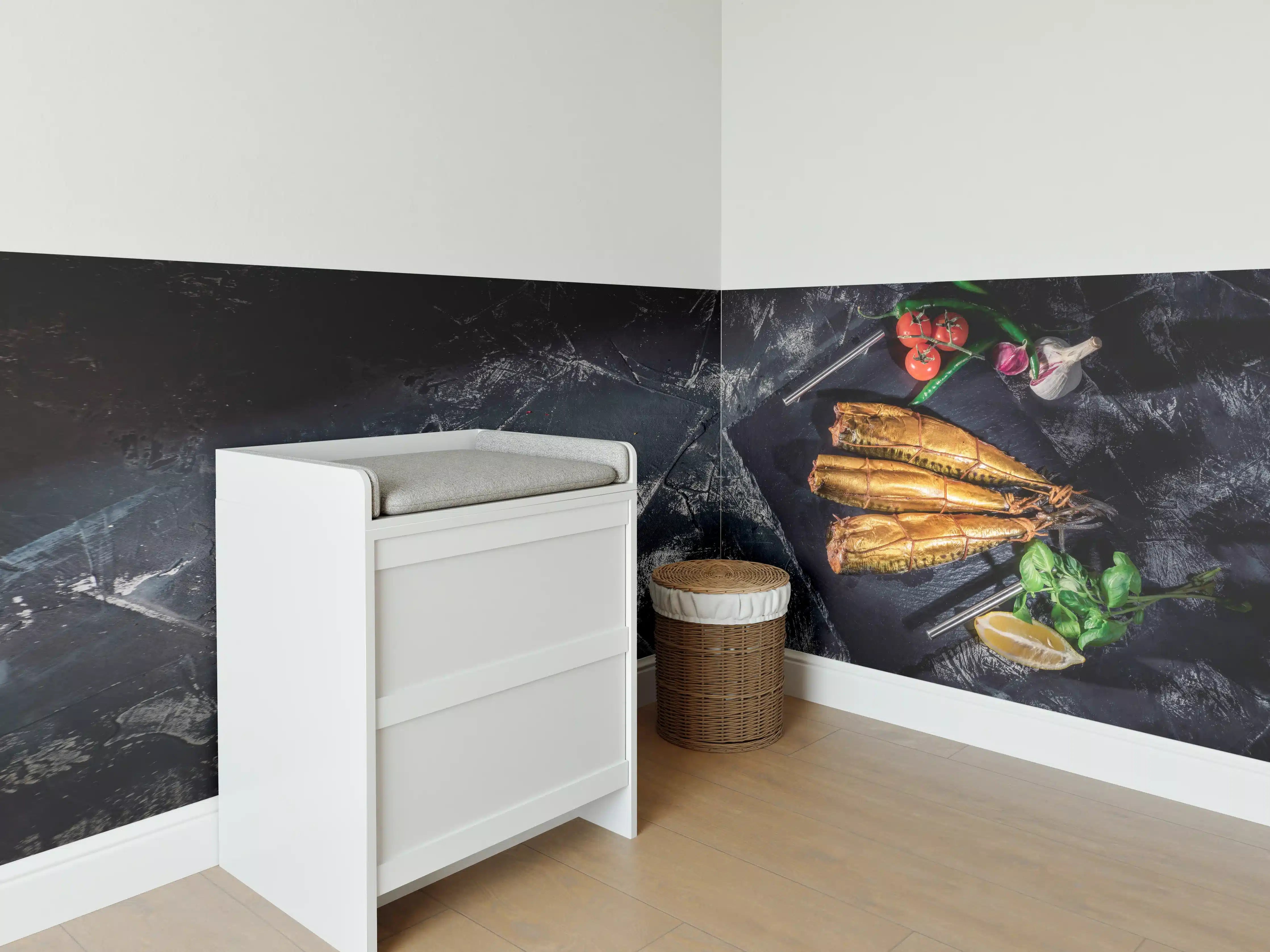 Babyzimmer Wandgestaltung - Fleischspezialitäten auf dunklem Hintergrund