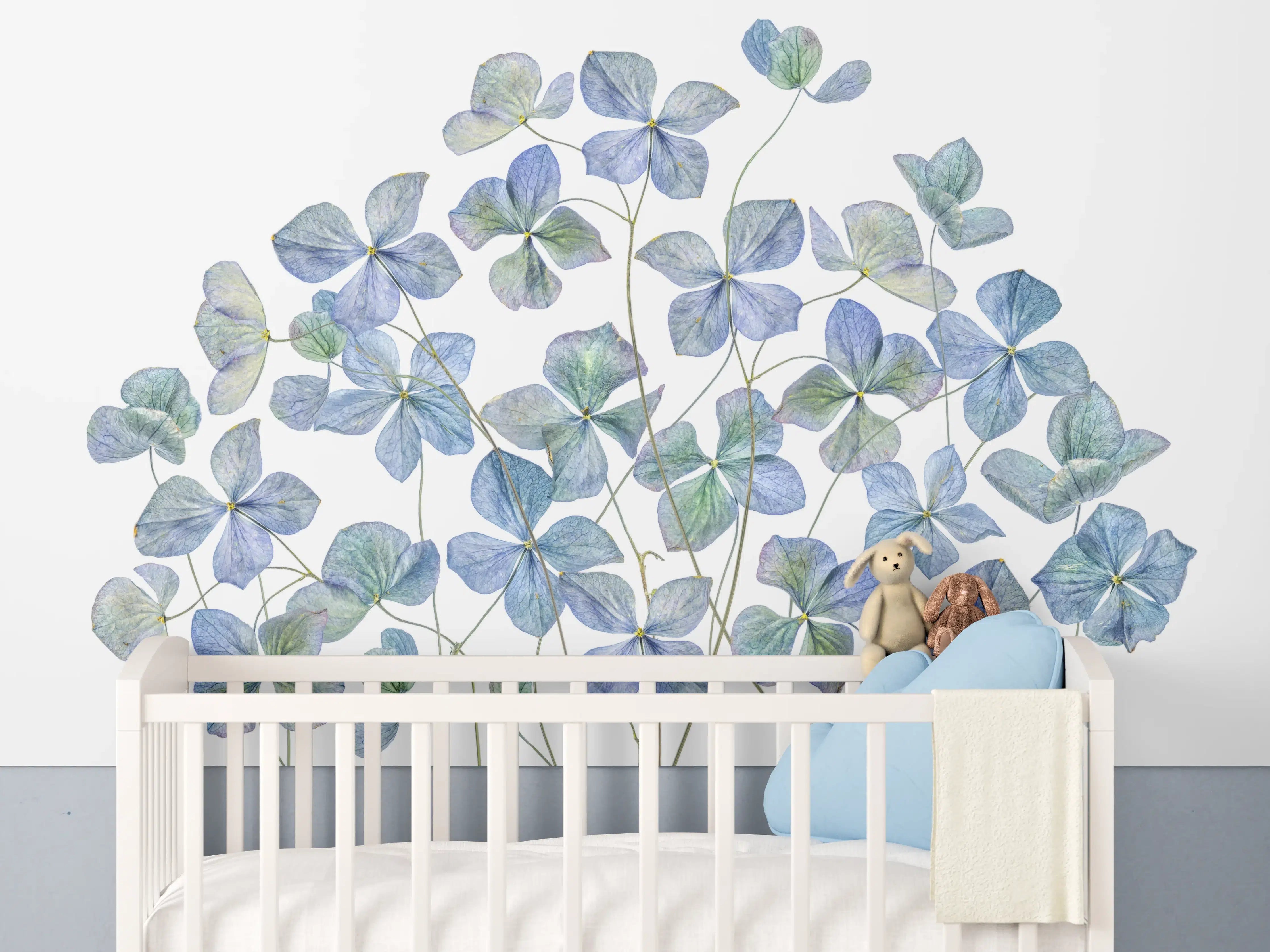Babyzimmer Wandgestaltung - Florale Darstellung - Blaue Blumen
