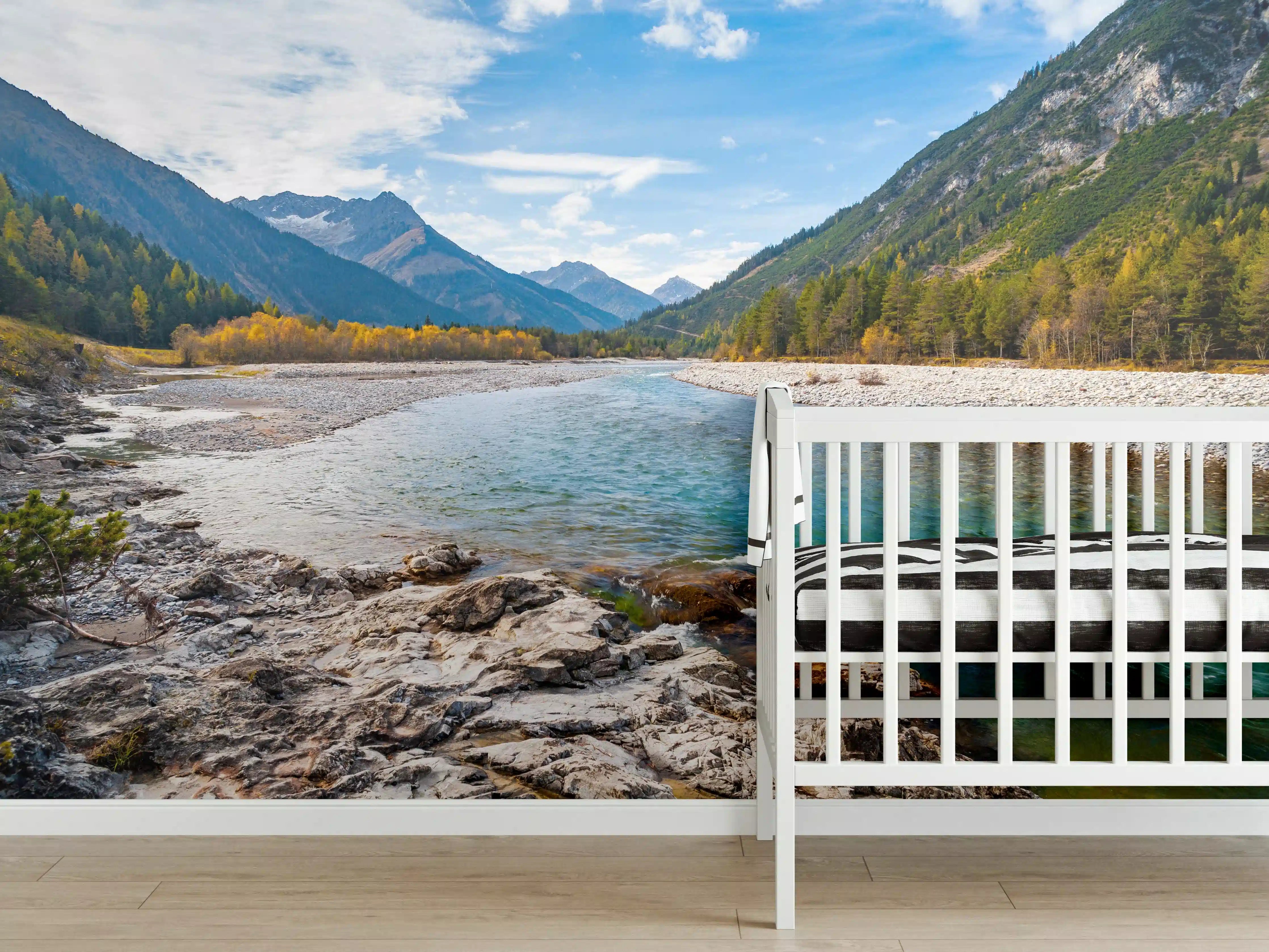 Babyzimmer Wandgestaltung - Fluss durch die Alpen im Herbst