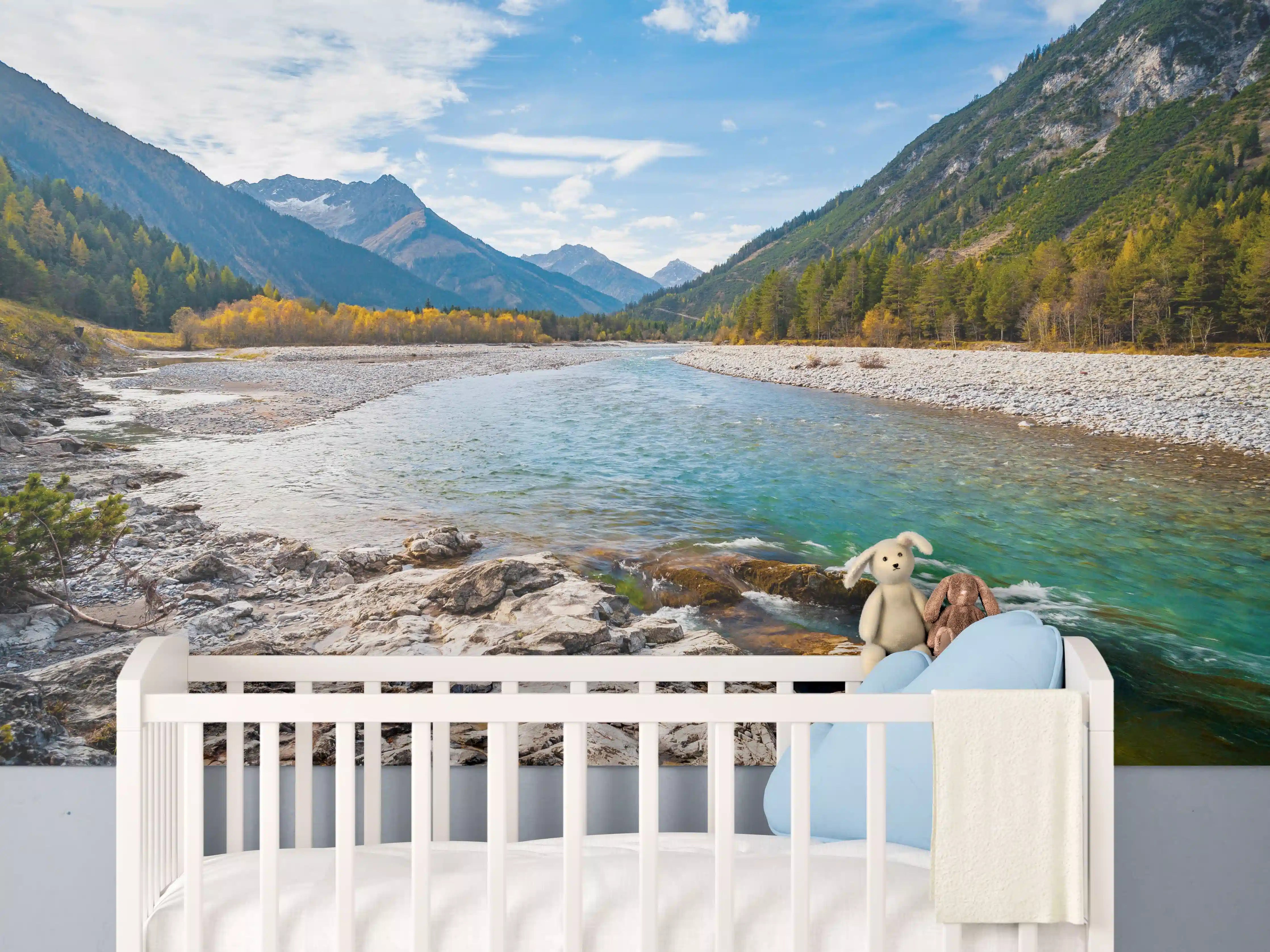 Babyzimmer Wandgestaltung - Fluss durch die Alpen im Herbst
