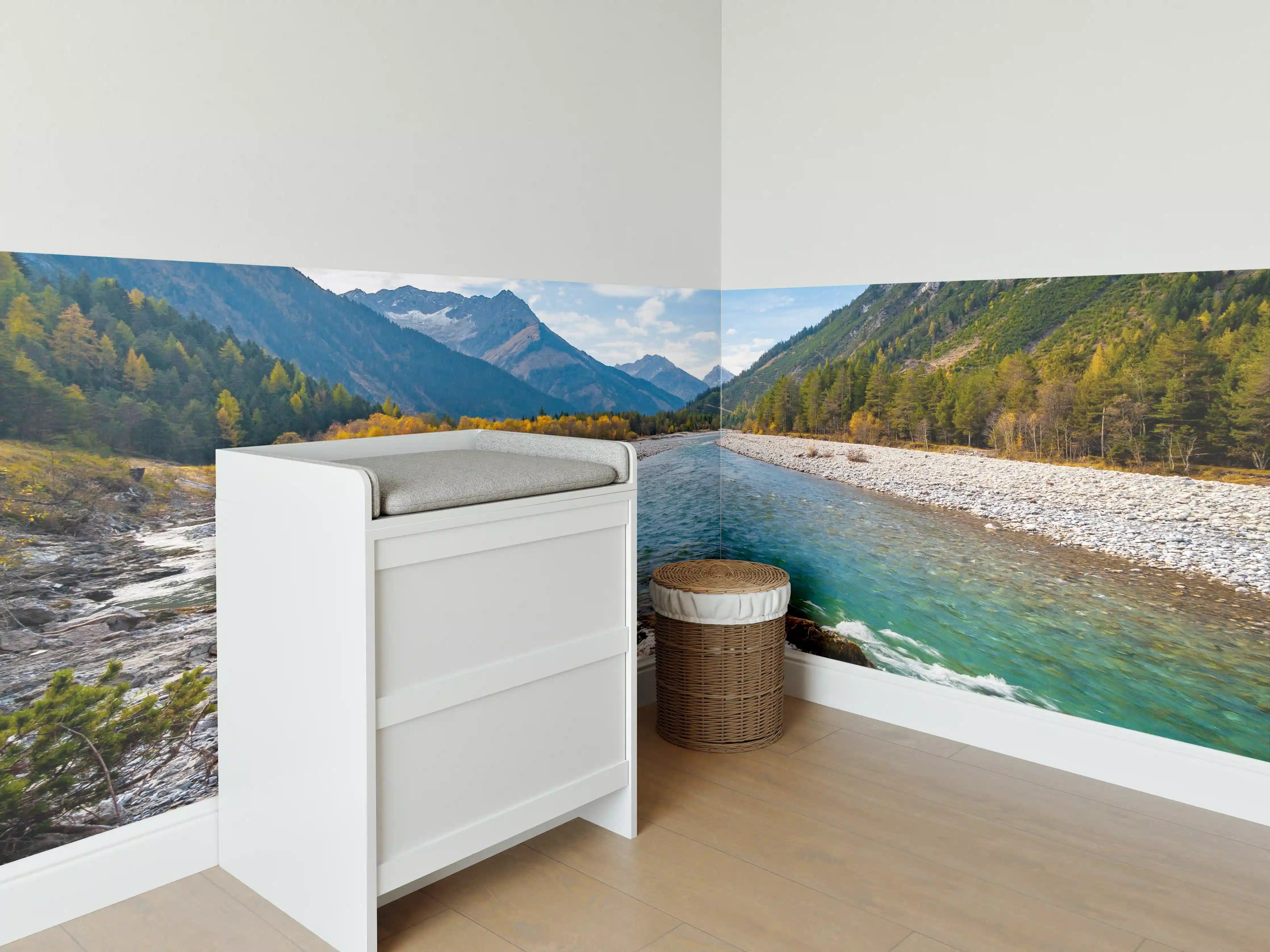 Babyzimmer Wandgestaltung - Fluss durch die Alpen im Herbst