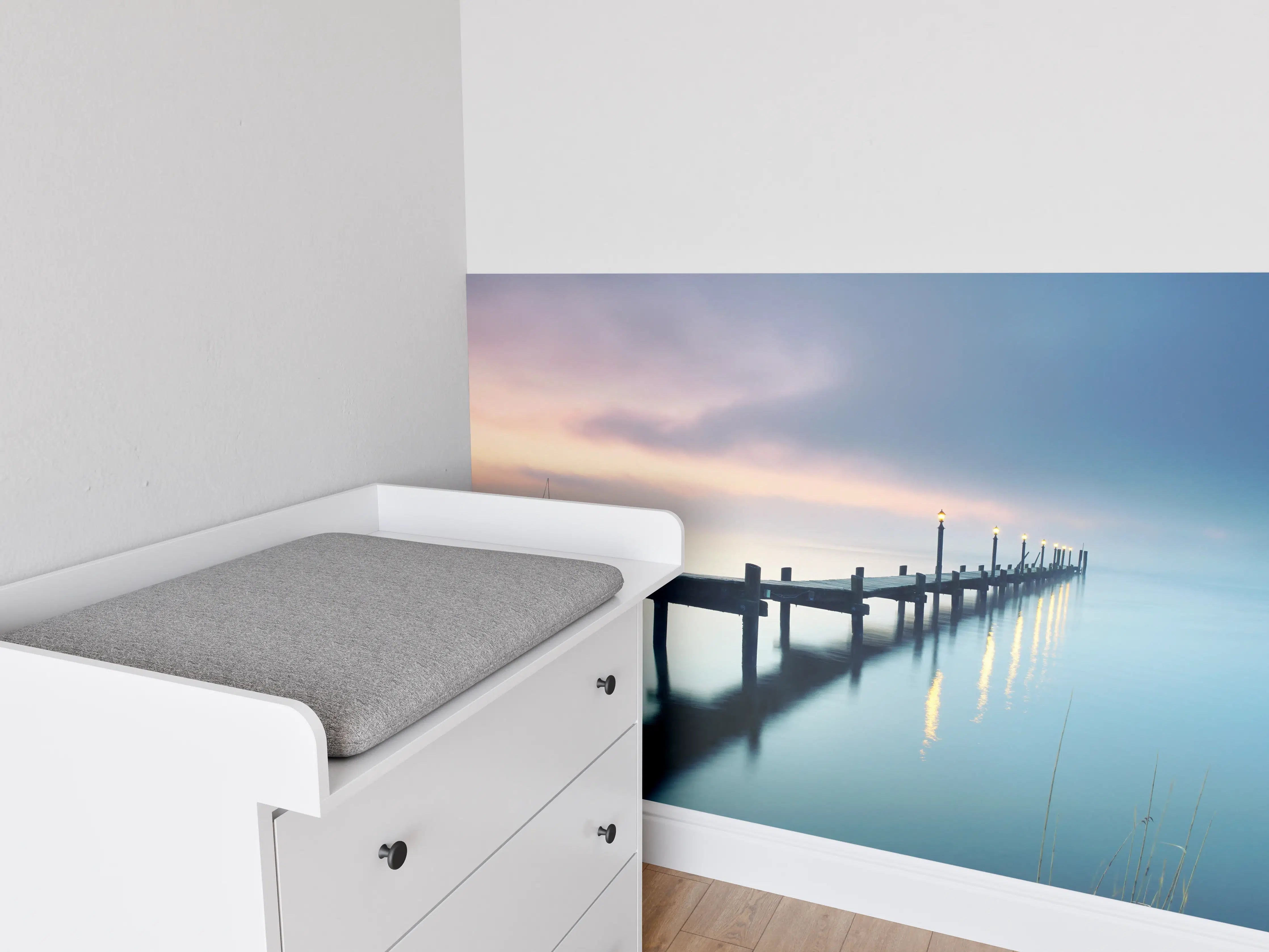 Babyzimmer Wandgestaltung - Friedlicher Meer Steg am Morgen