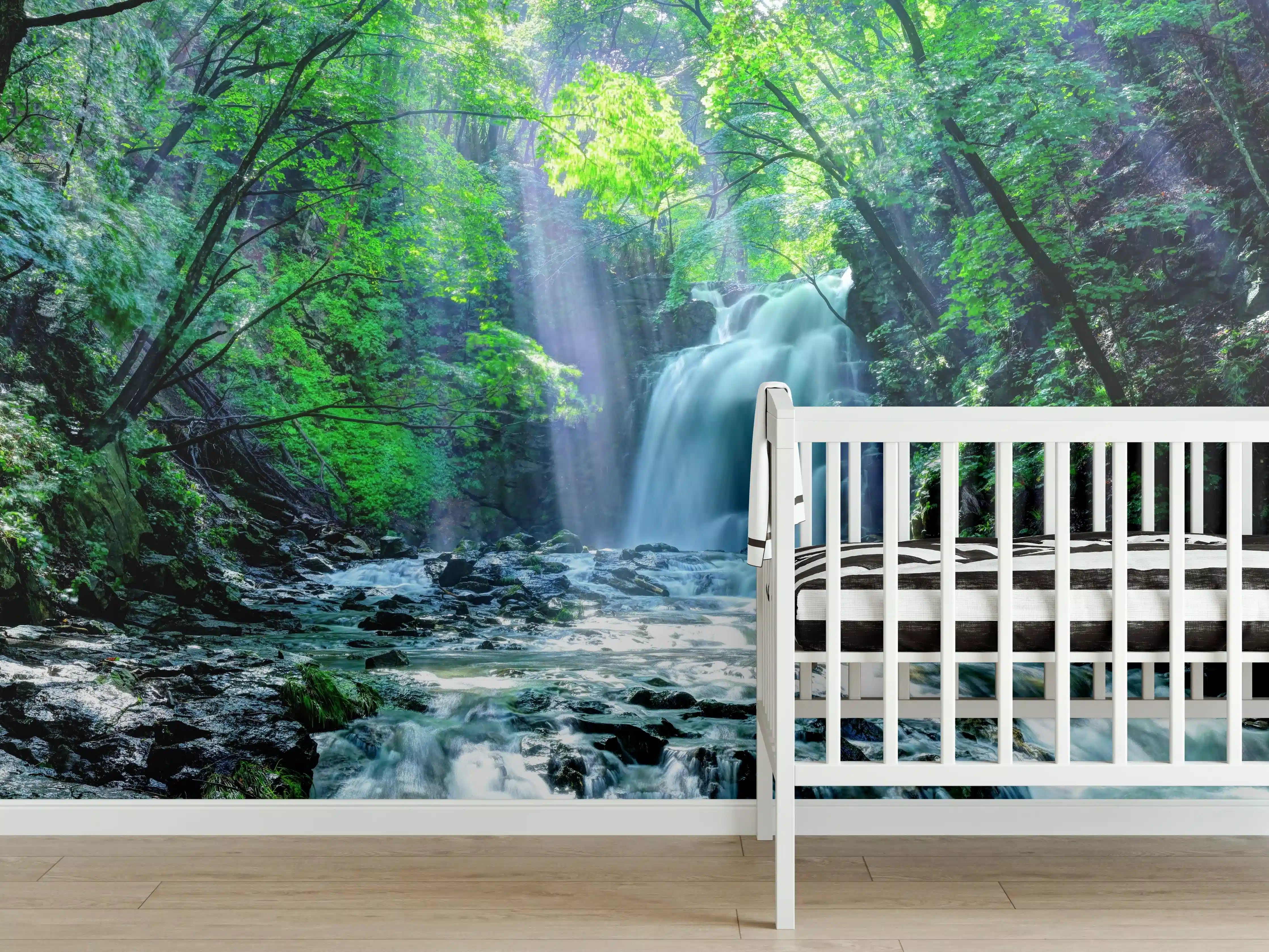 Babyzimmer Wandgestaltung - Friedlicher Wasserfall im Wald von Asama