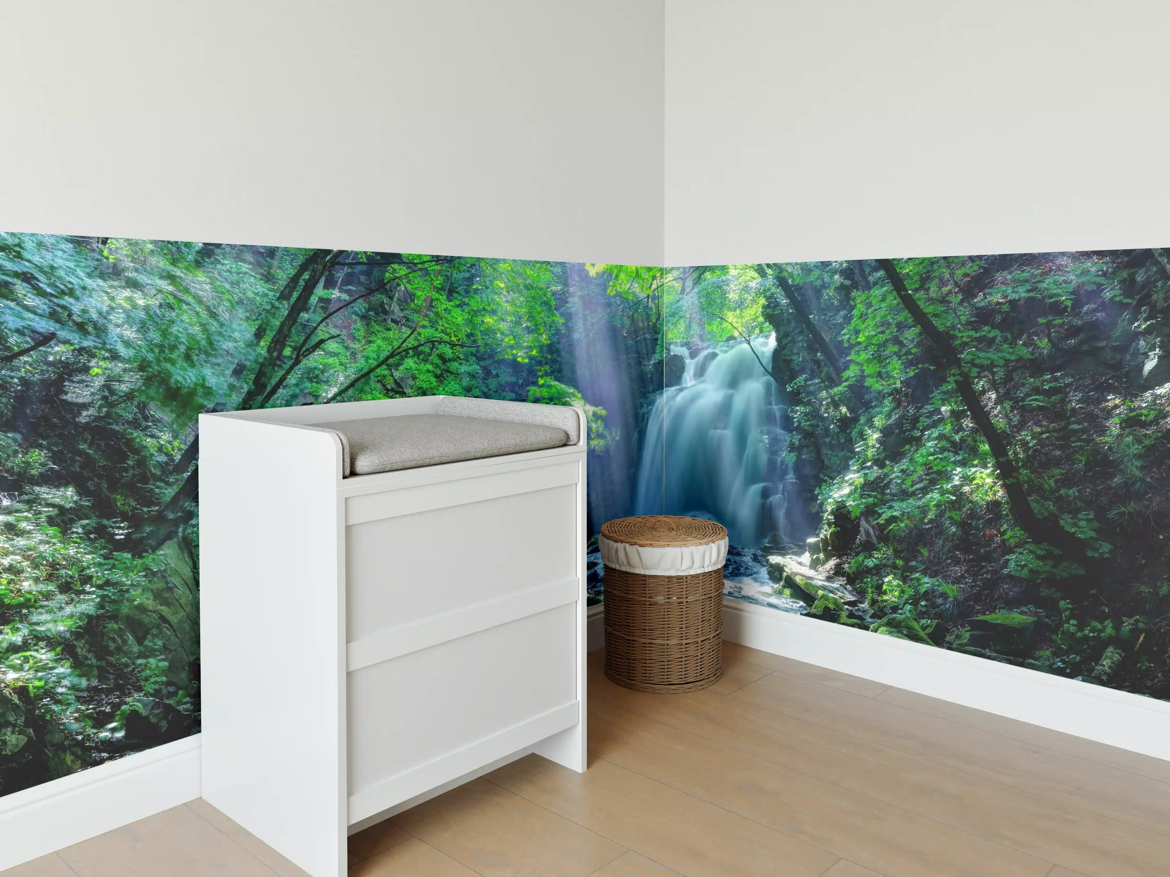 Babyzimmer Wandgestaltung - Friedlicher Wasserfall im Wald von Asama