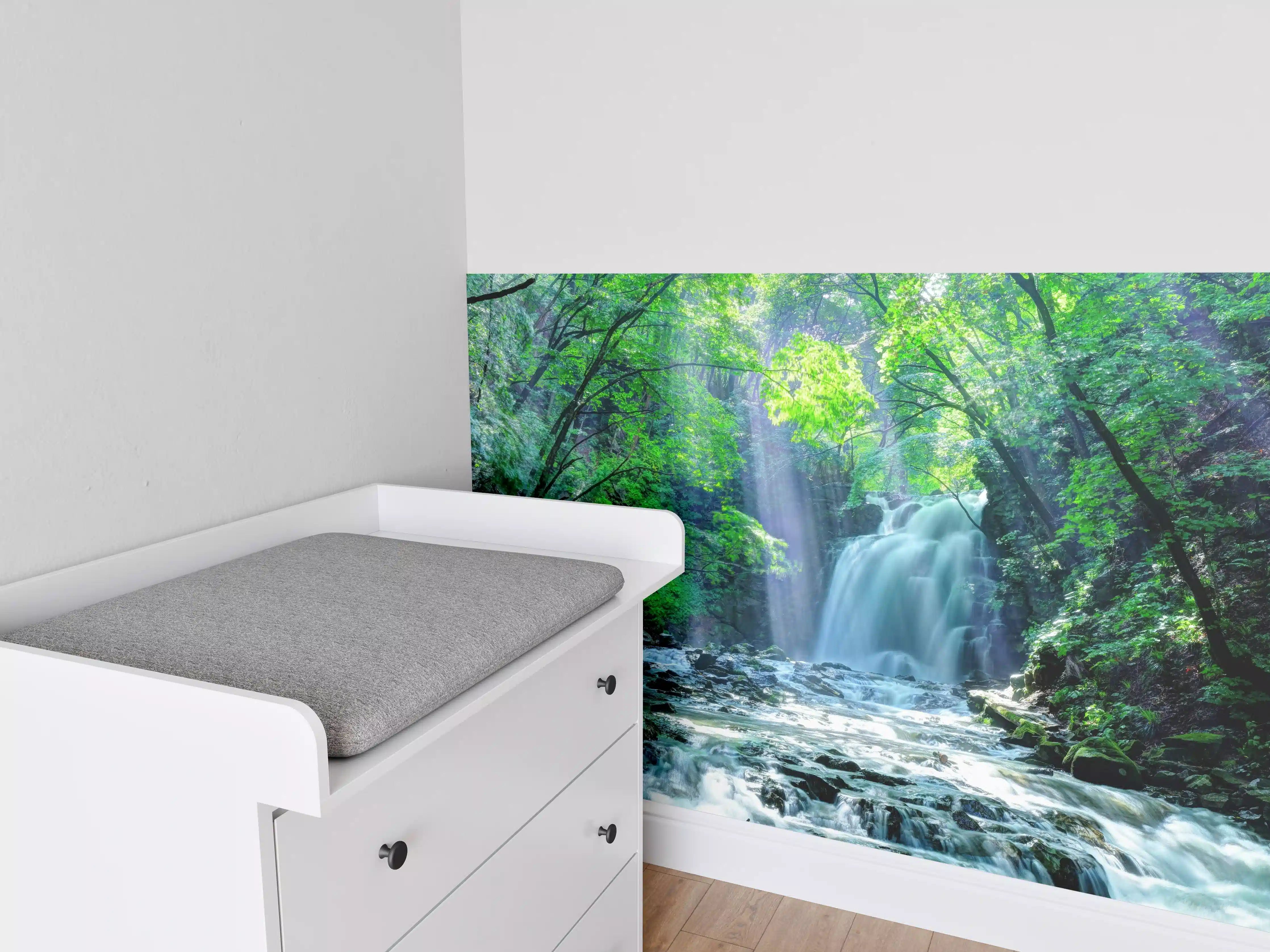 Babyzimmer Wandgestaltung - Friedlicher Wasserfall im Wald von Asama
