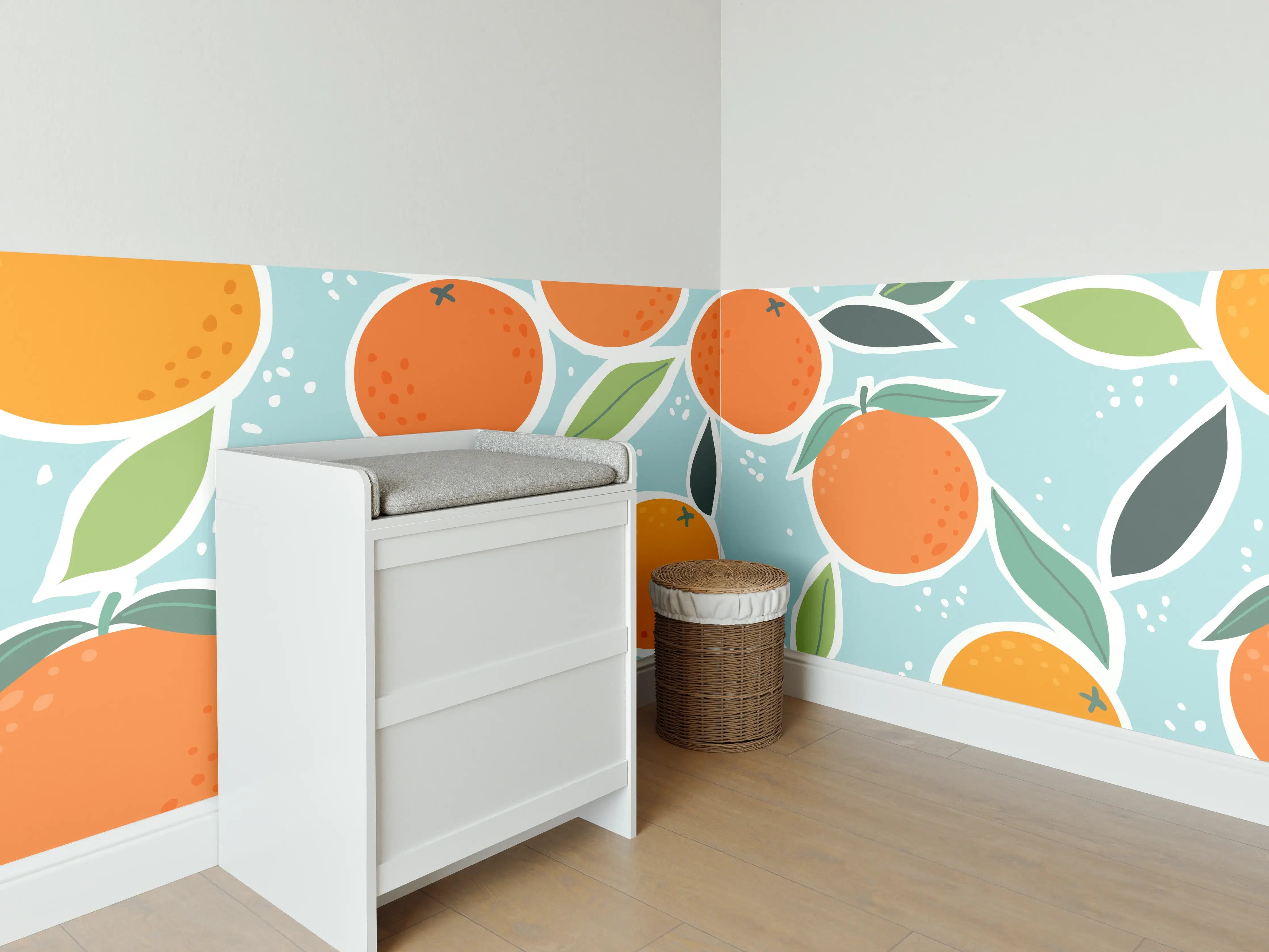 Babyzimmer Wandgestaltung - Frische Orangen mit Blättern auf Himmelblauem Hintergrund