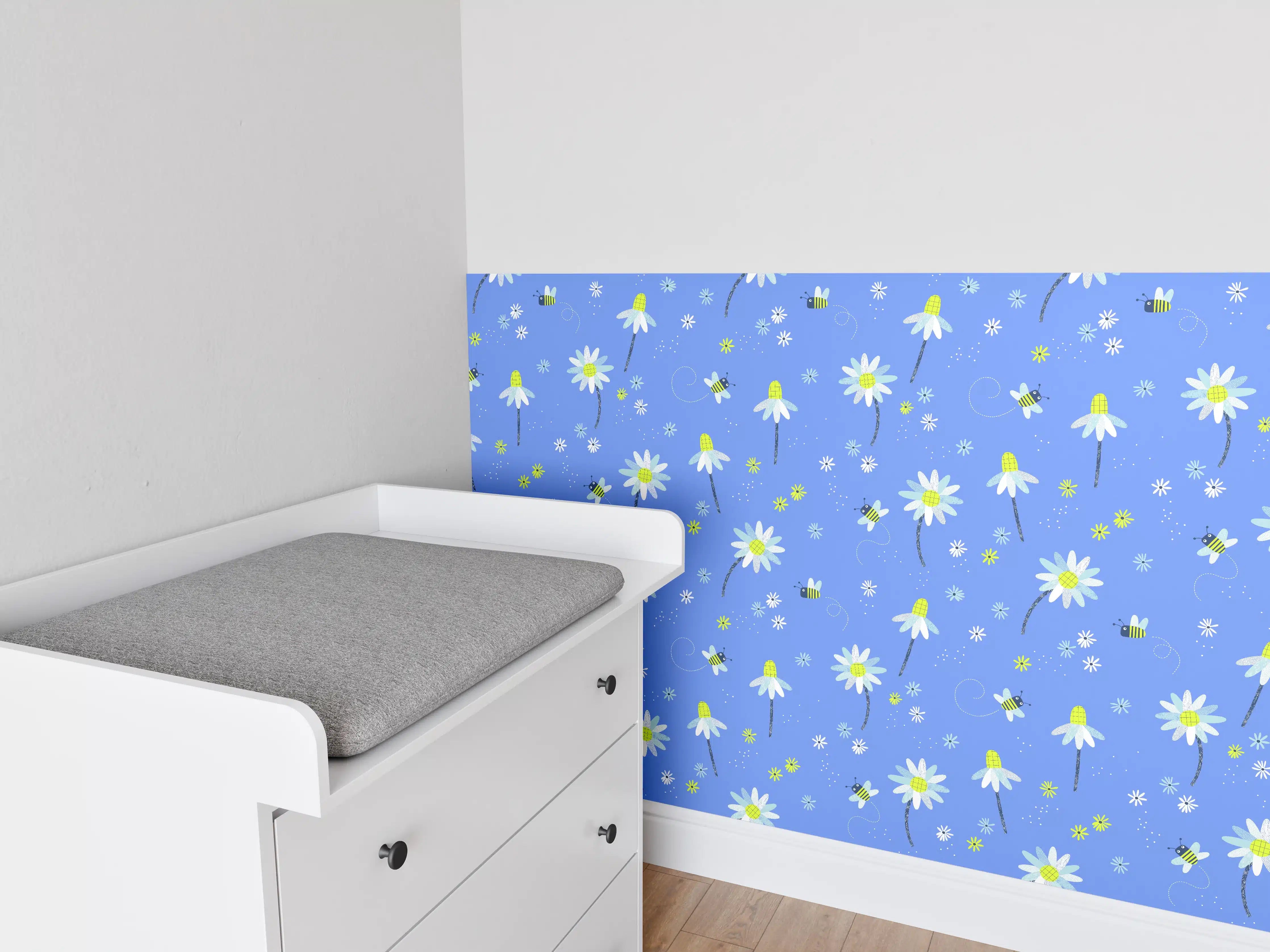 Babyzimmer Wandgestaltung - Fröhliches Gänseblümchen-Muster auf Blau