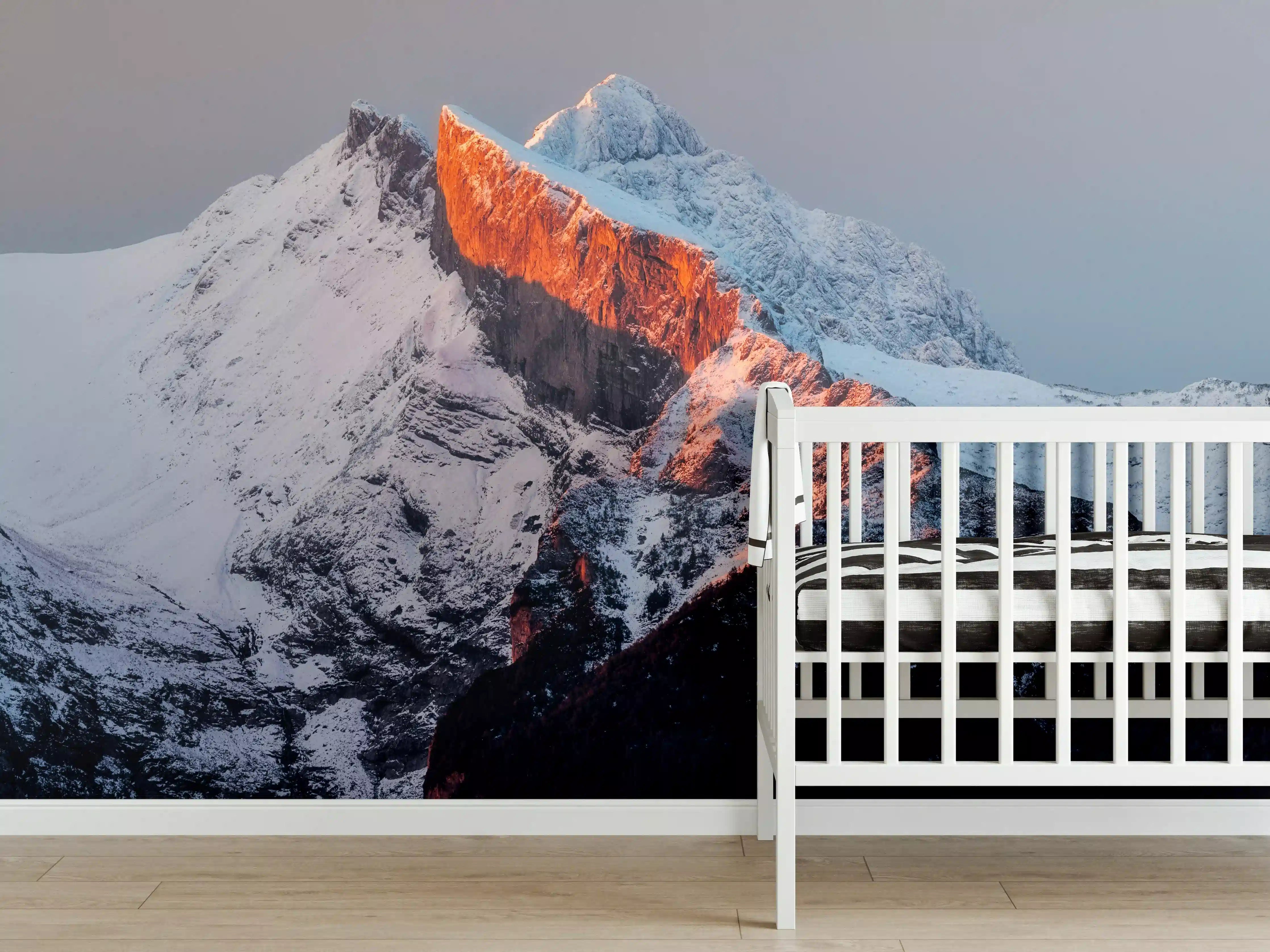 Babyzimmer Wandgestaltung - Frostiges Bergpanorama bei Sonnenaufgang