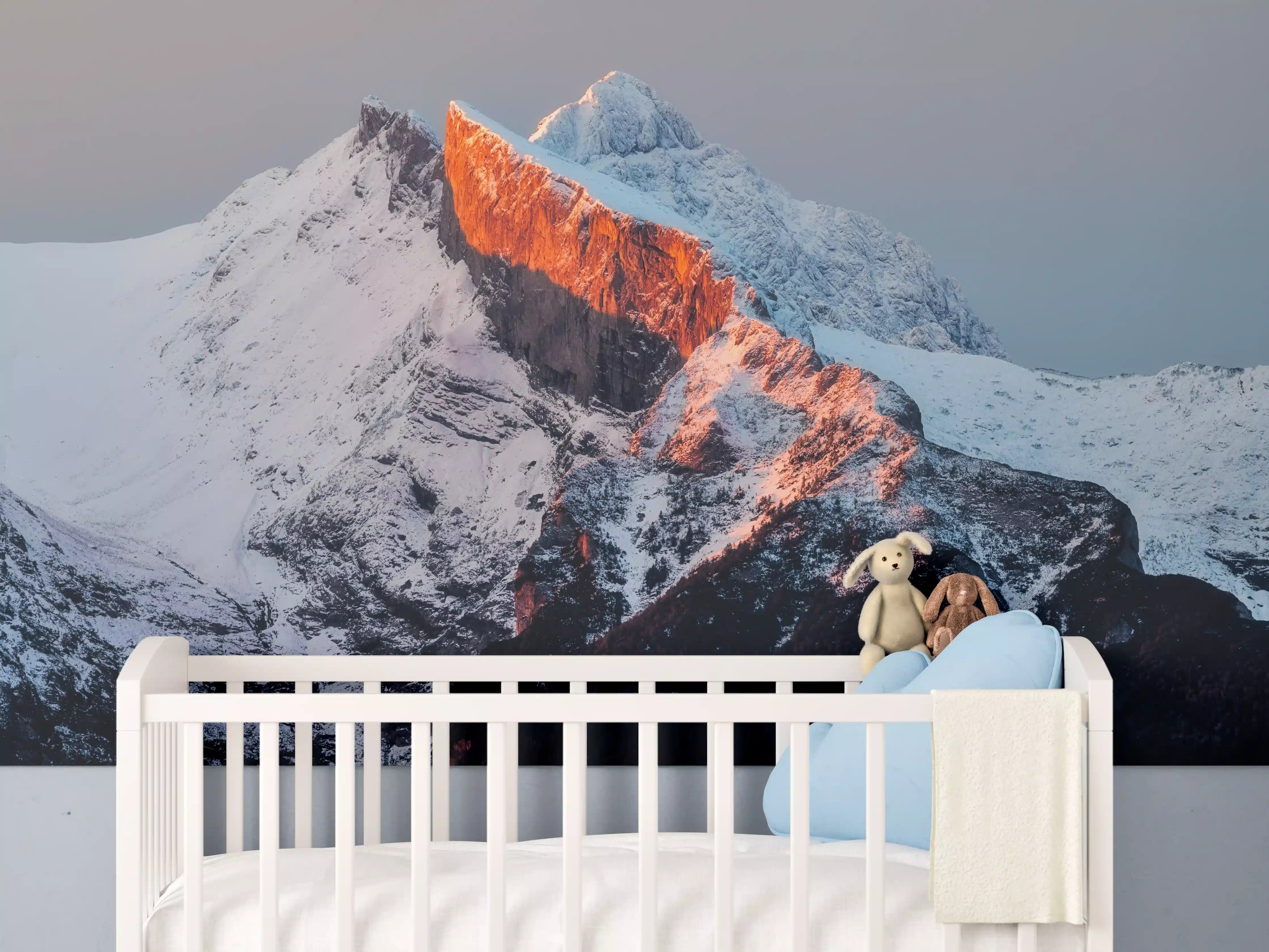 Babyzimmer Wandgestaltung - Frostiges Bergpanorama bei Sonnenaufgang