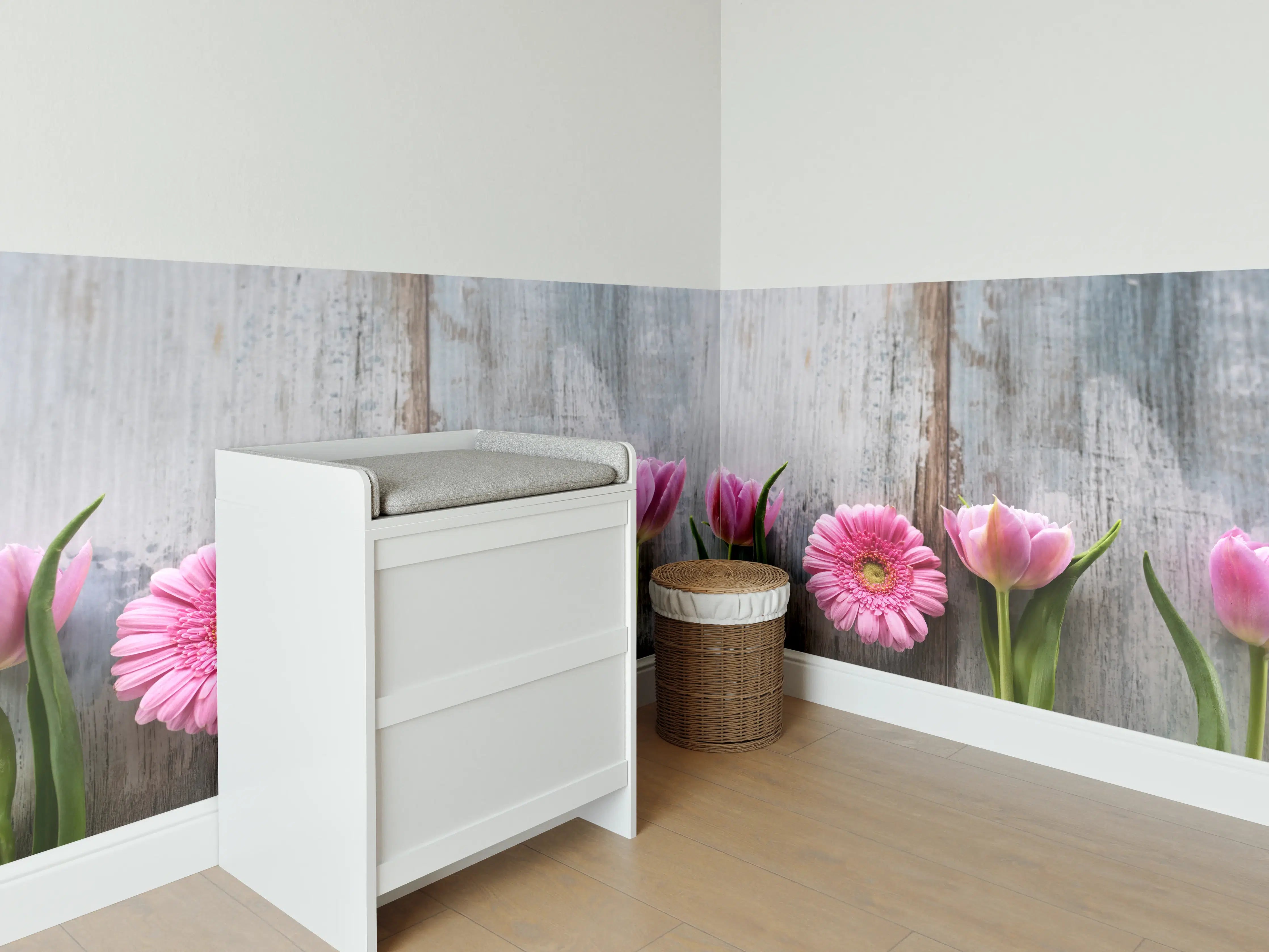 Babyzimmer Wandgestaltung - Frühlingsblumen auf schäbigem Holz