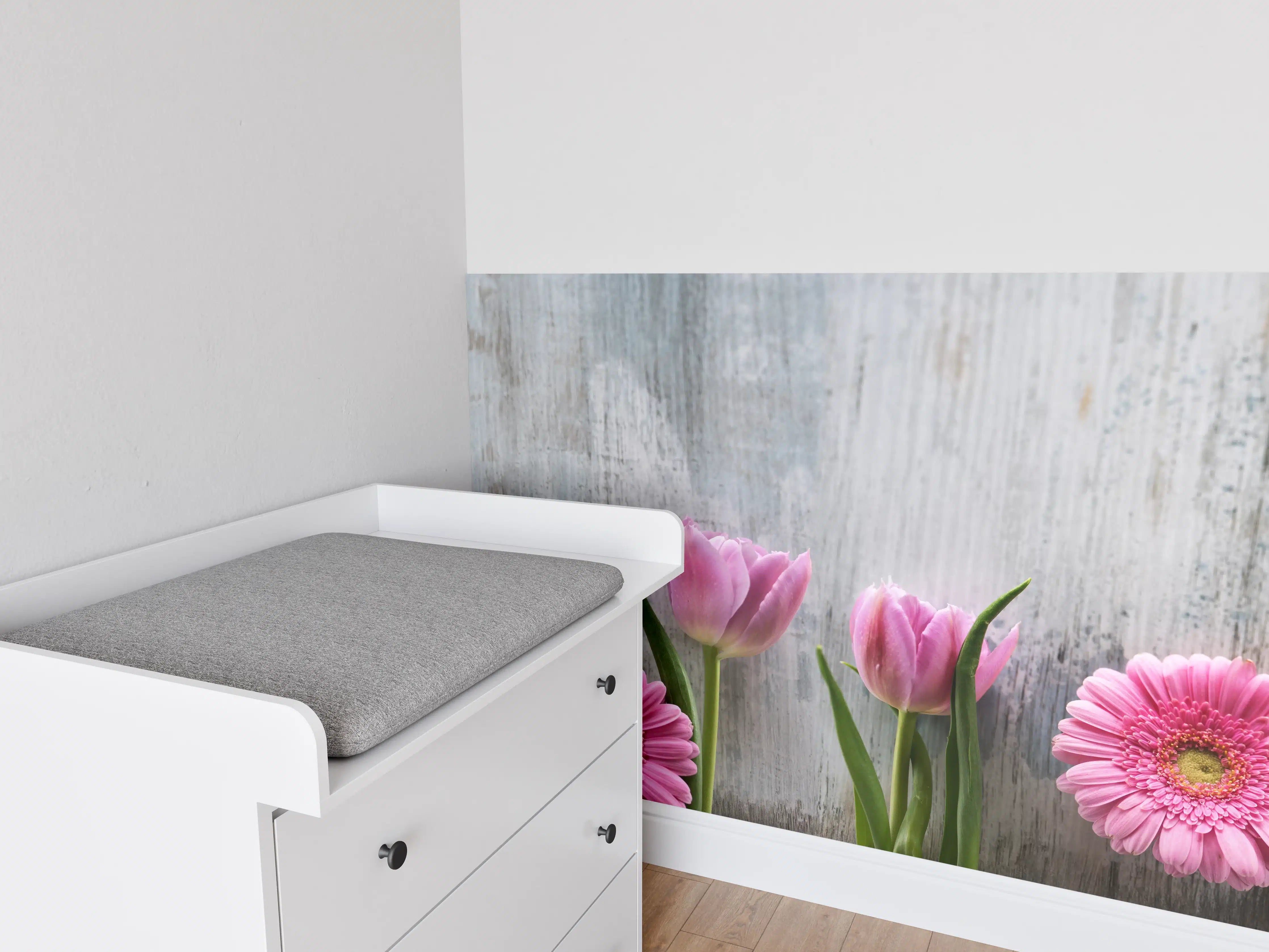 Babyzimmer Wandgestaltung - Frühlingsblumen auf schäbigem Holz
