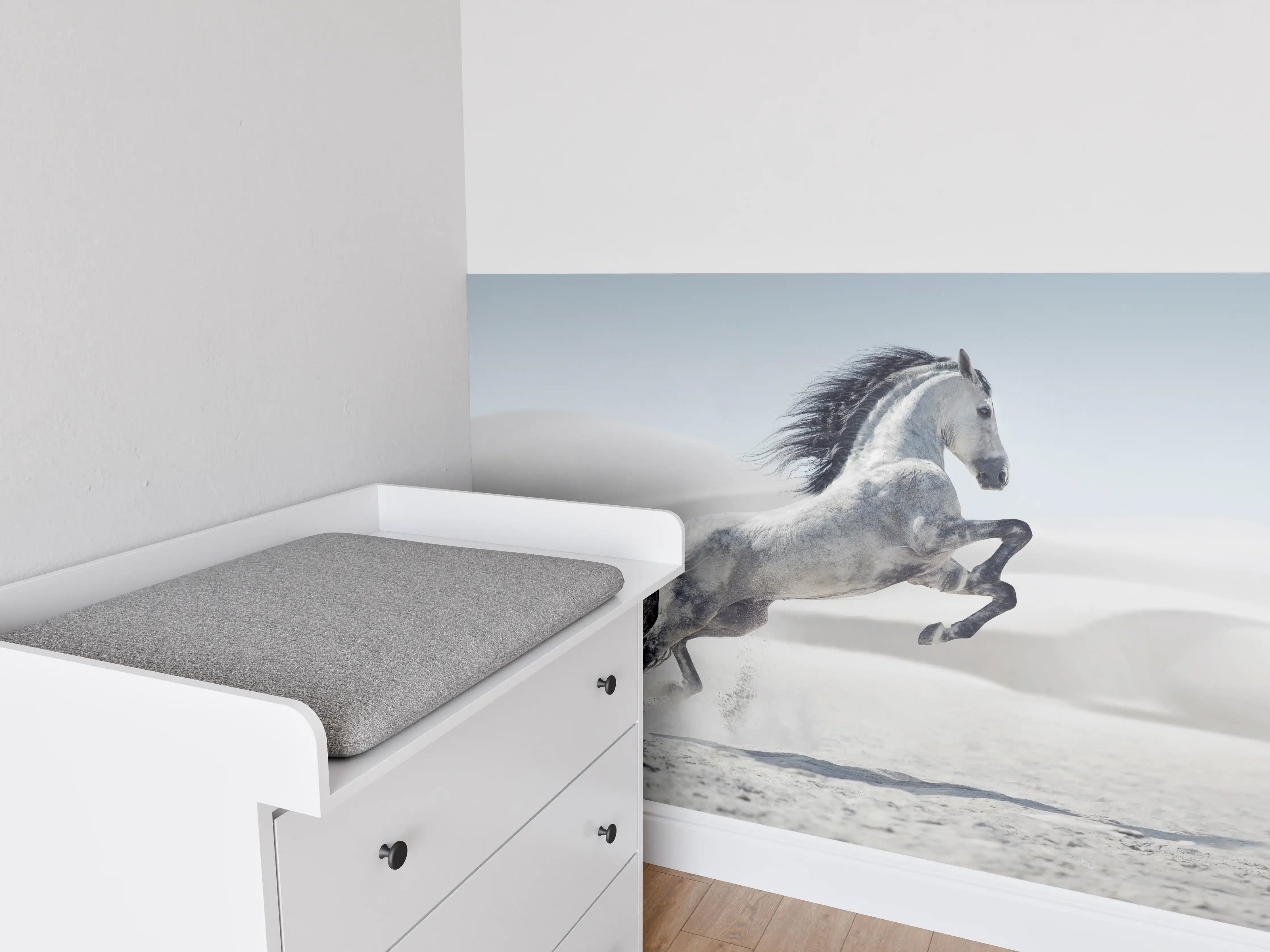 Babyzimmer Wandgestaltung - Galoppierendes weißes Pferd