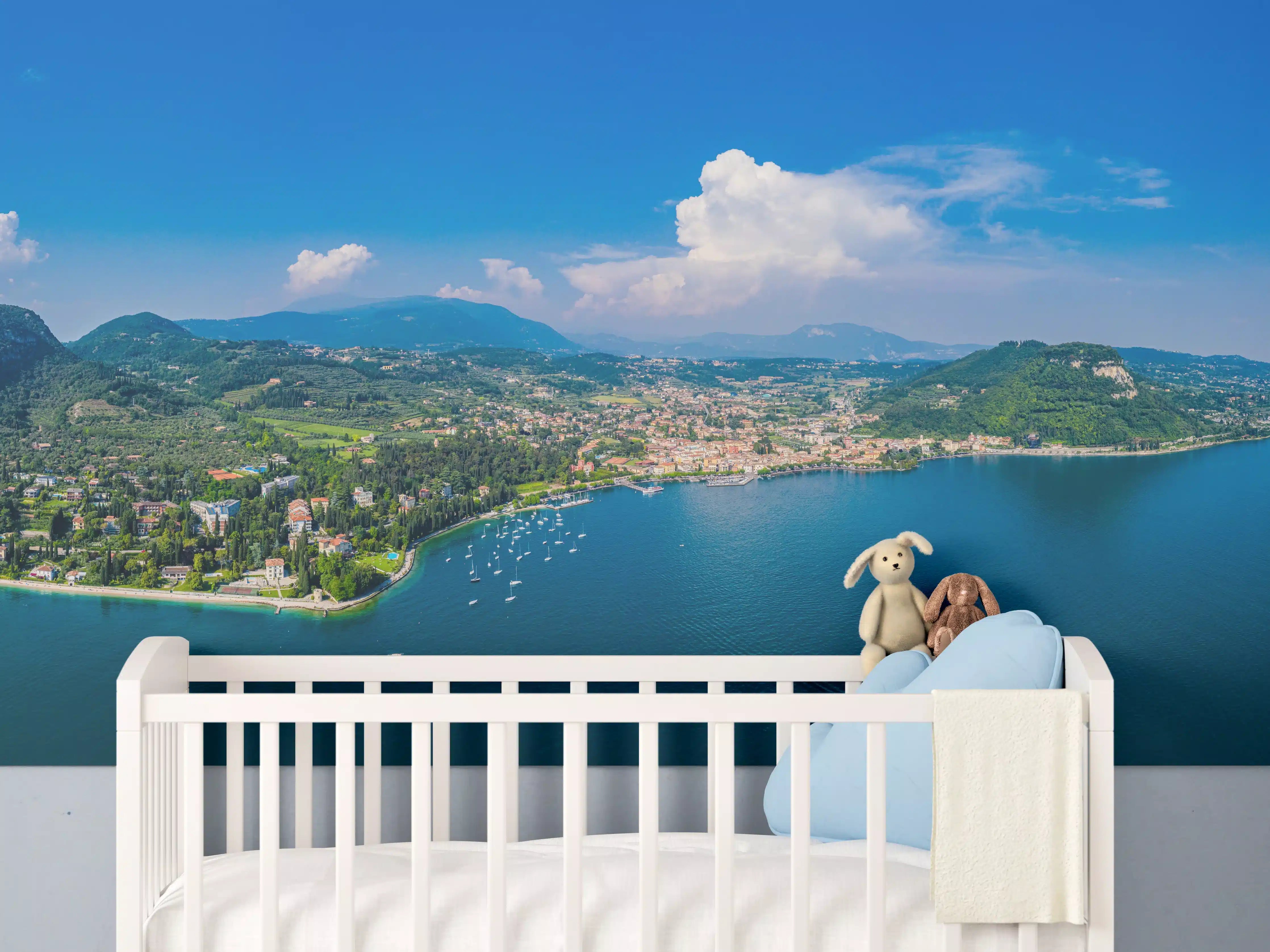 Babyzimmer Wandgestaltung - Gardasee Panorama Blau-Grün