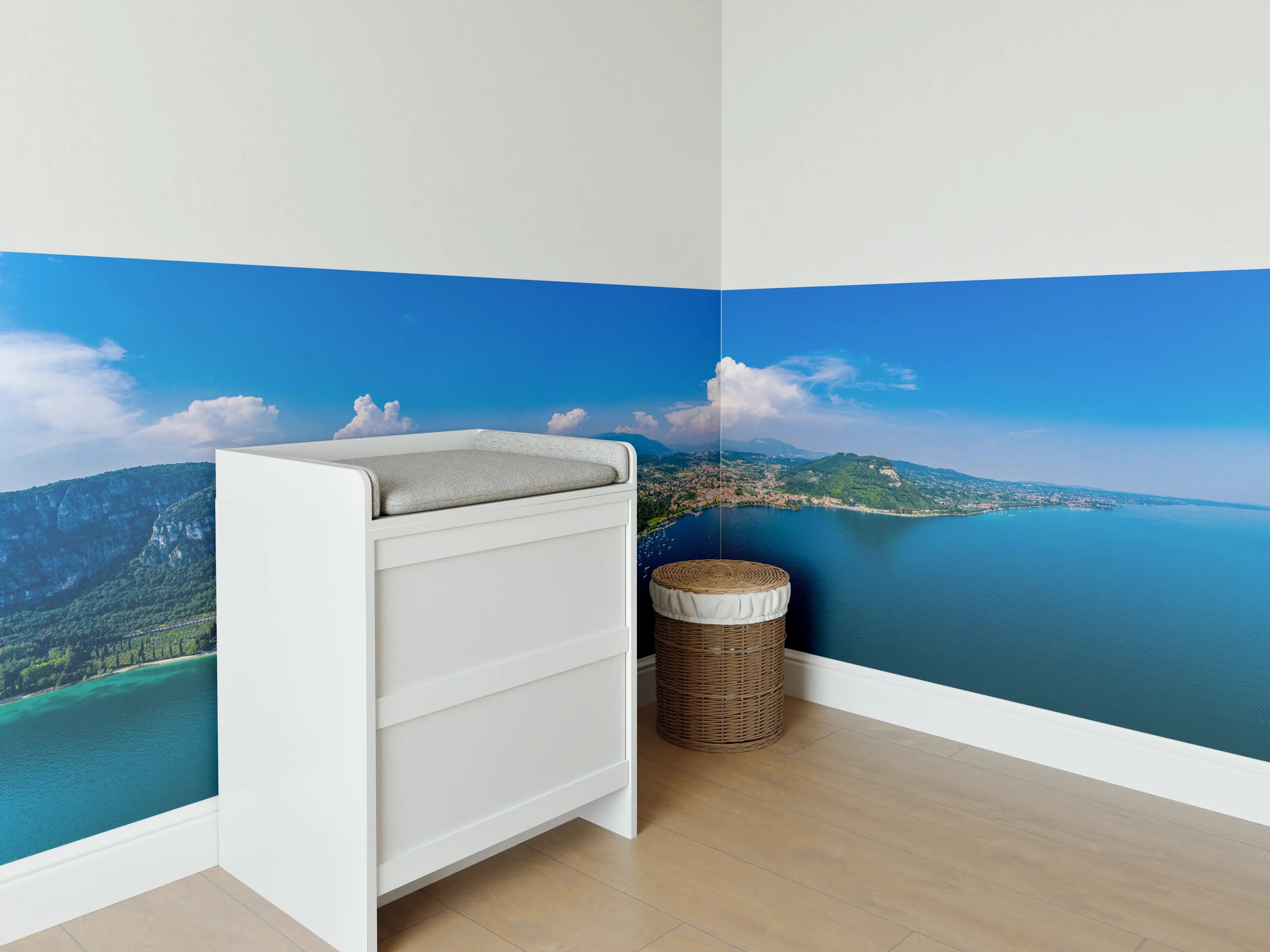 Babyzimmer Wandgestaltung - Gardasee Panorama Blau-Grün