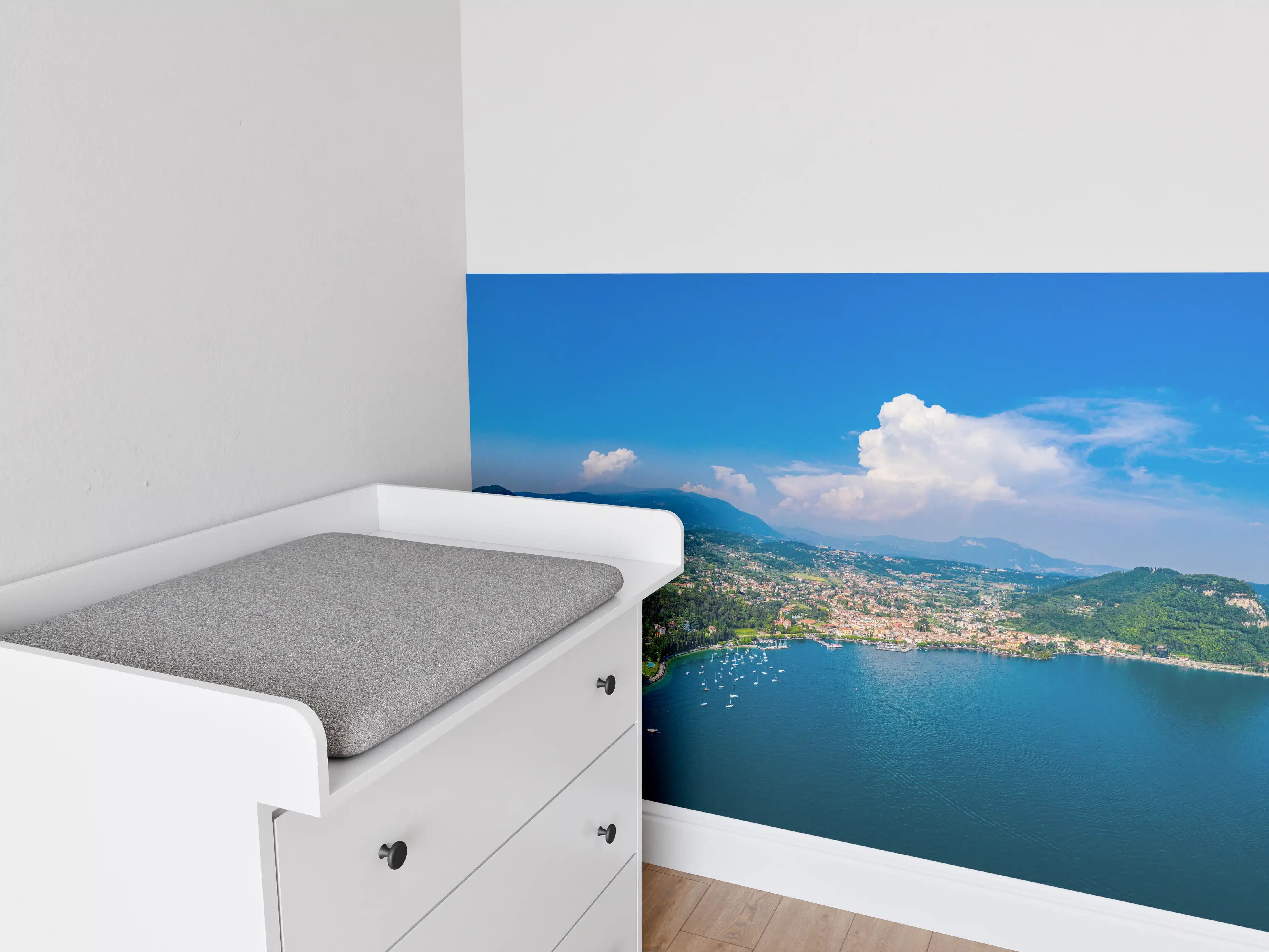 Babyzimmer Wandgestaltung - Gardasee Panorama Blau-Grün