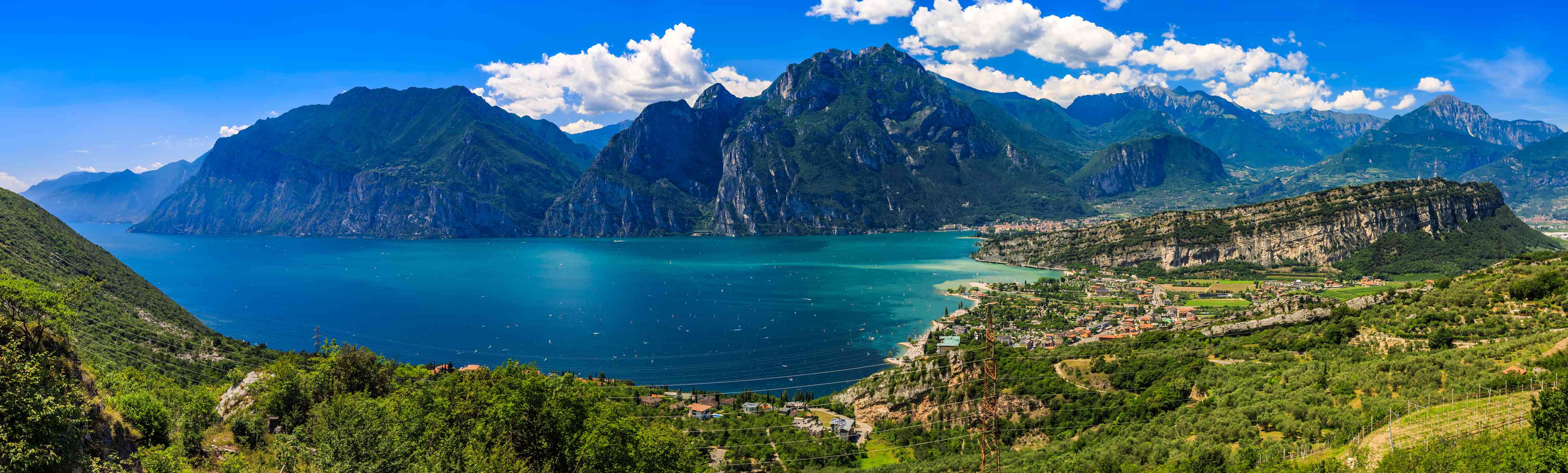 Babyzimmer Wandgestaltung-Gardasee Panorama in Blau und Grün