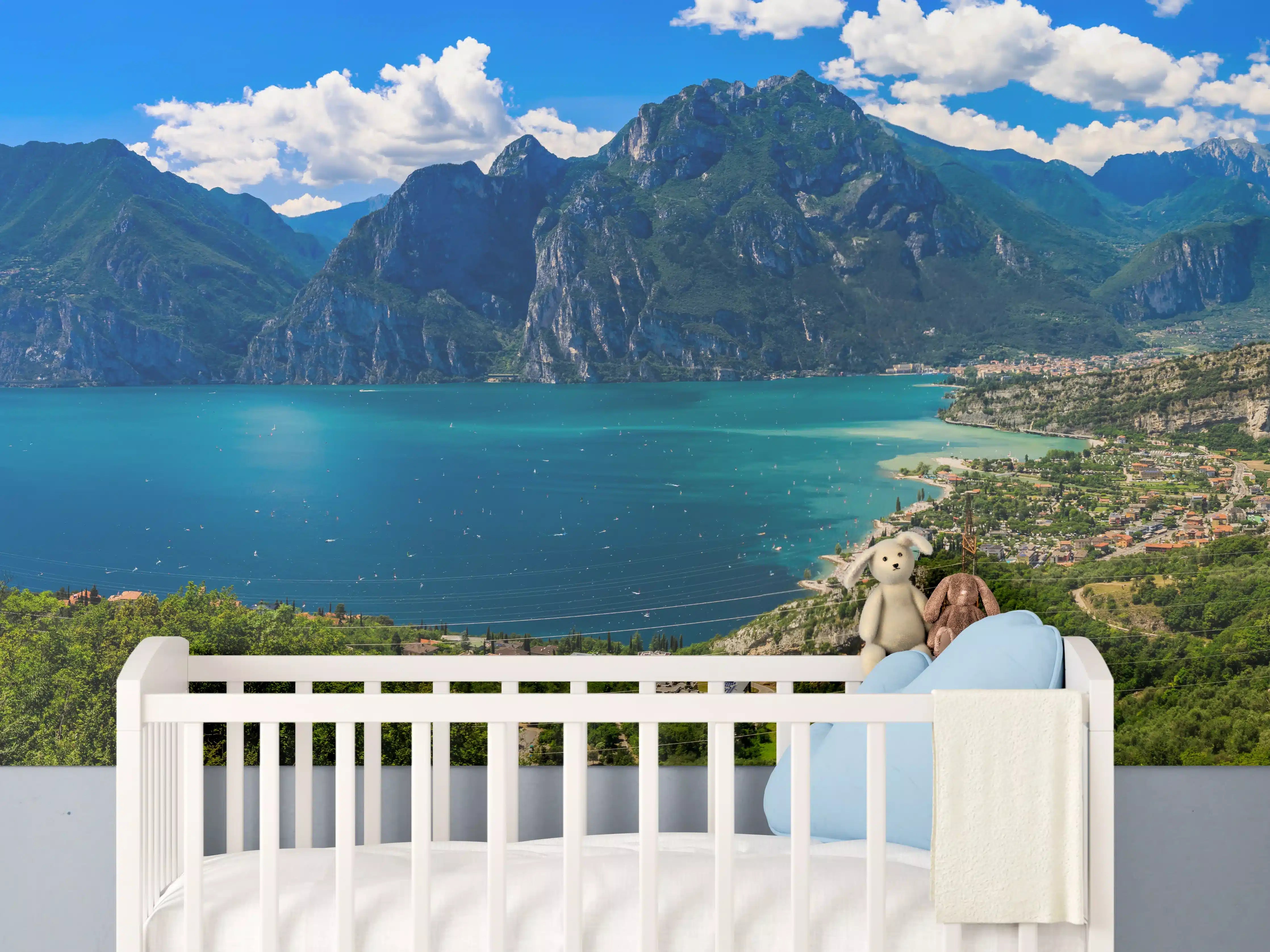 Babyzimmer Wandgestaltung - Gardasee Panorama in Blau und Grün