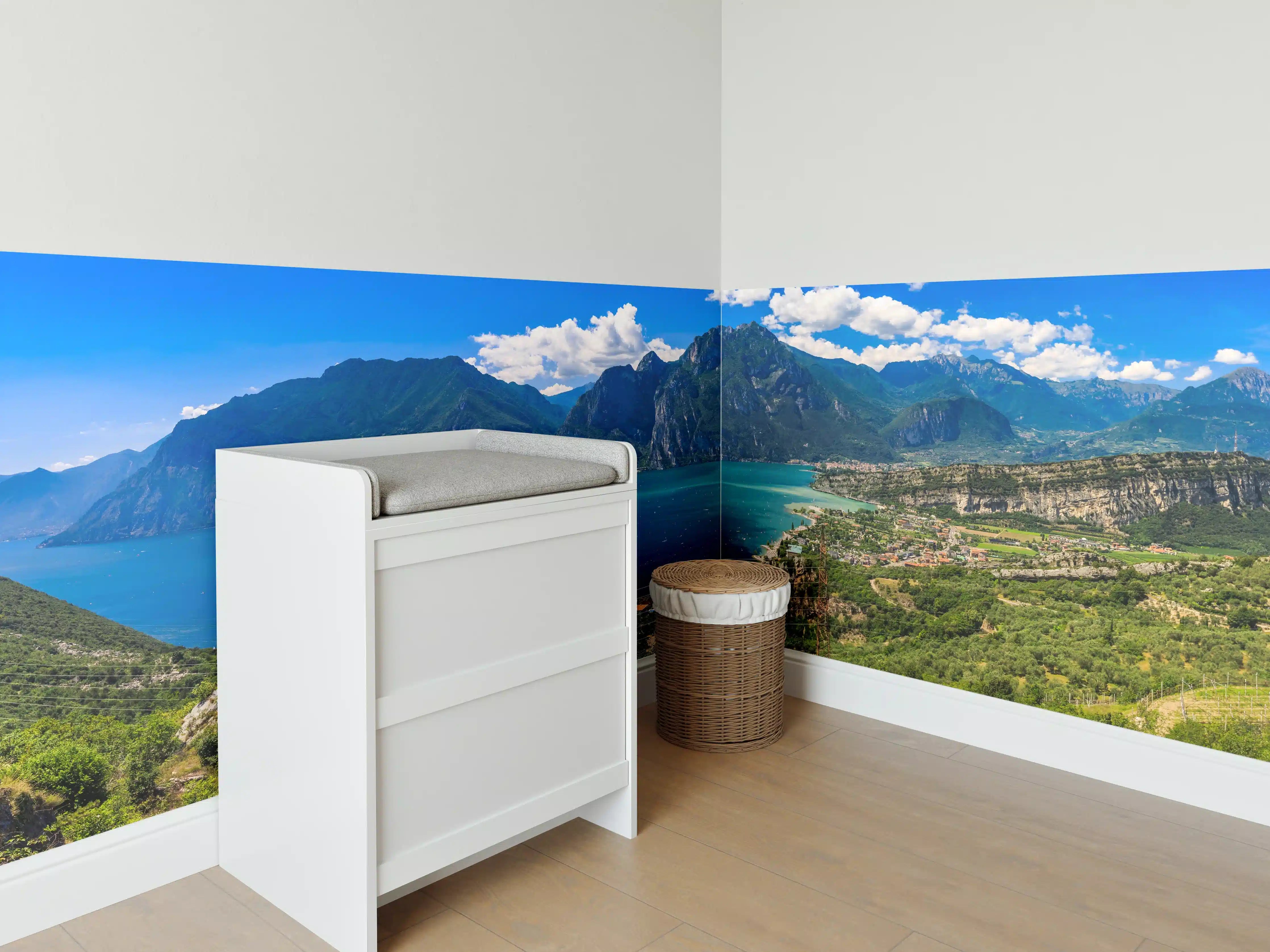 Babyzimmer Wandgestaltung - Gardasee Panorama in Blau und Grün