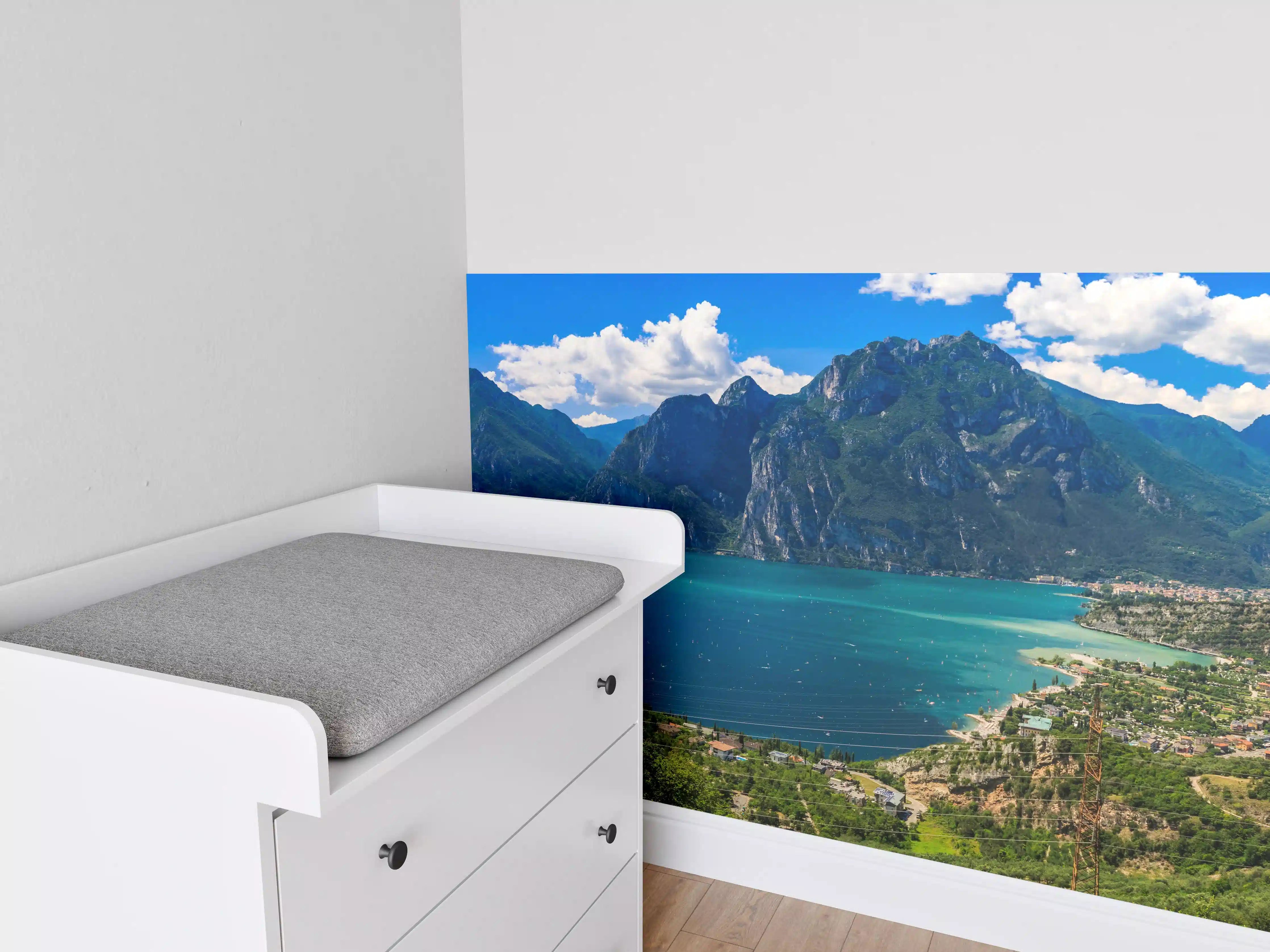 Babyzimmer Wandgestaltung - Gardasee Panorama in Blau und Grün