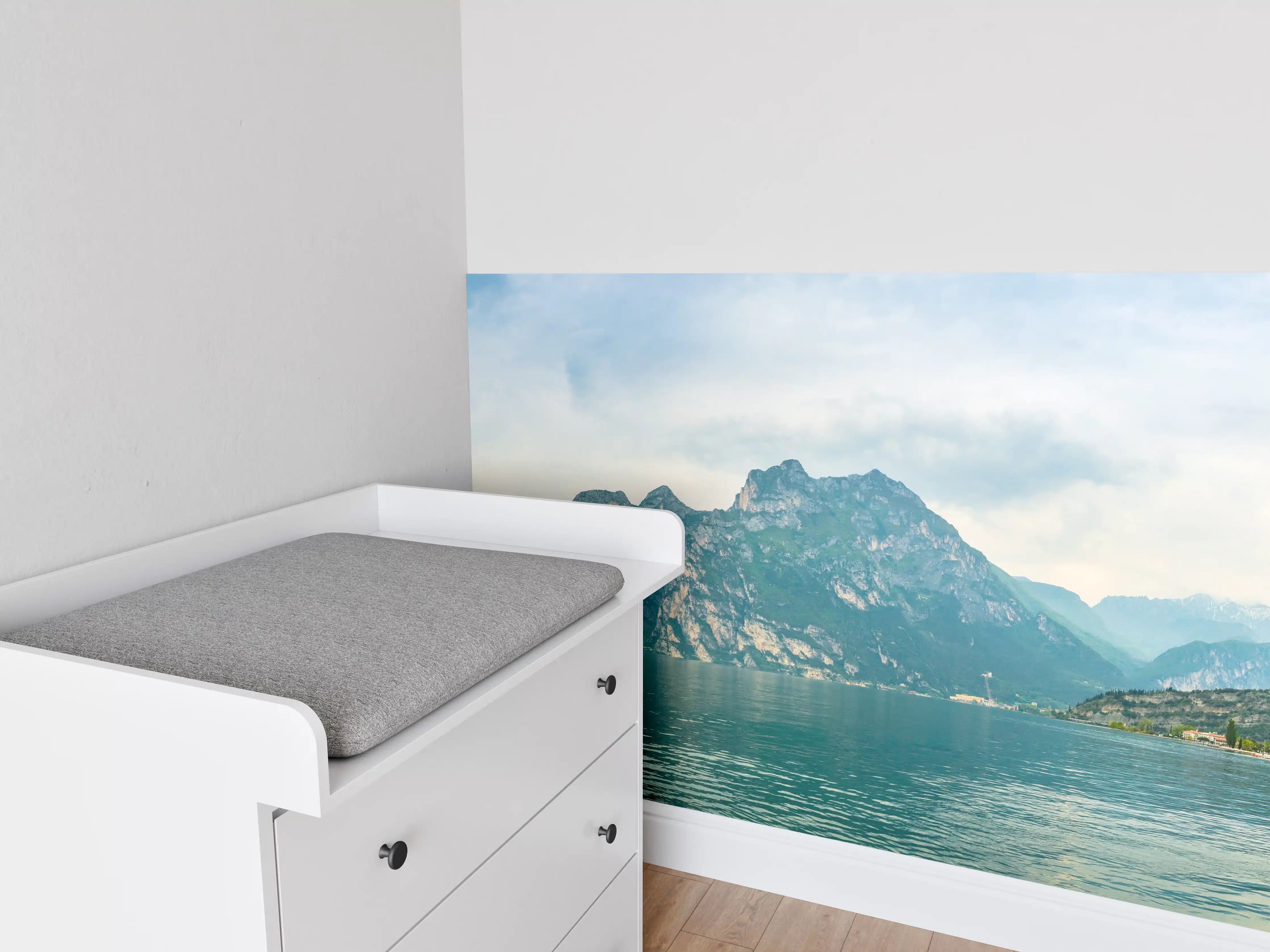 Babyzimmer Wandgestaltung - Gardasee im Farbenspiel von Himmel und Natur
