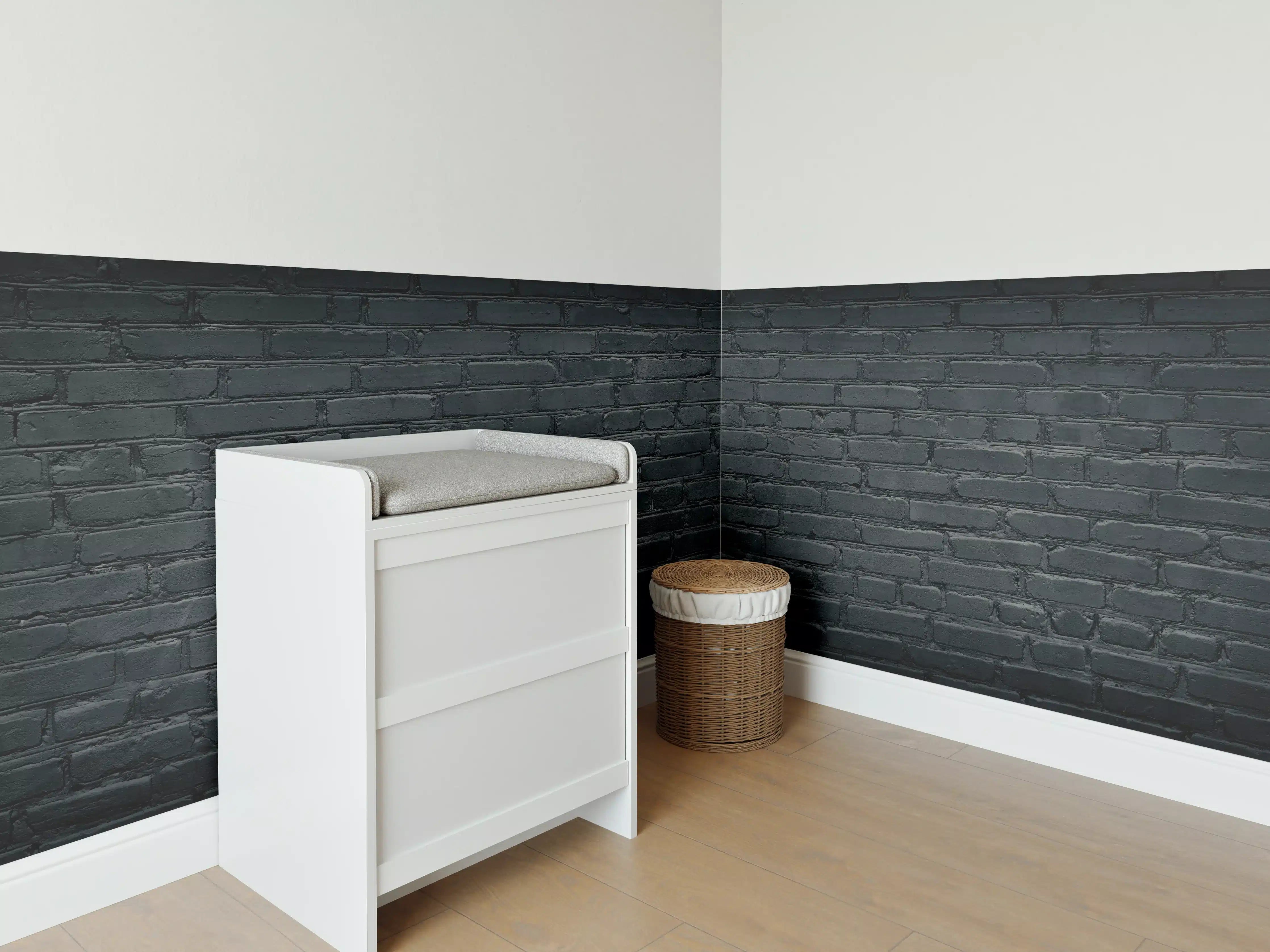 Babyzimmer Wandgestaltung - Gealtertes dunkles Mauerwerk