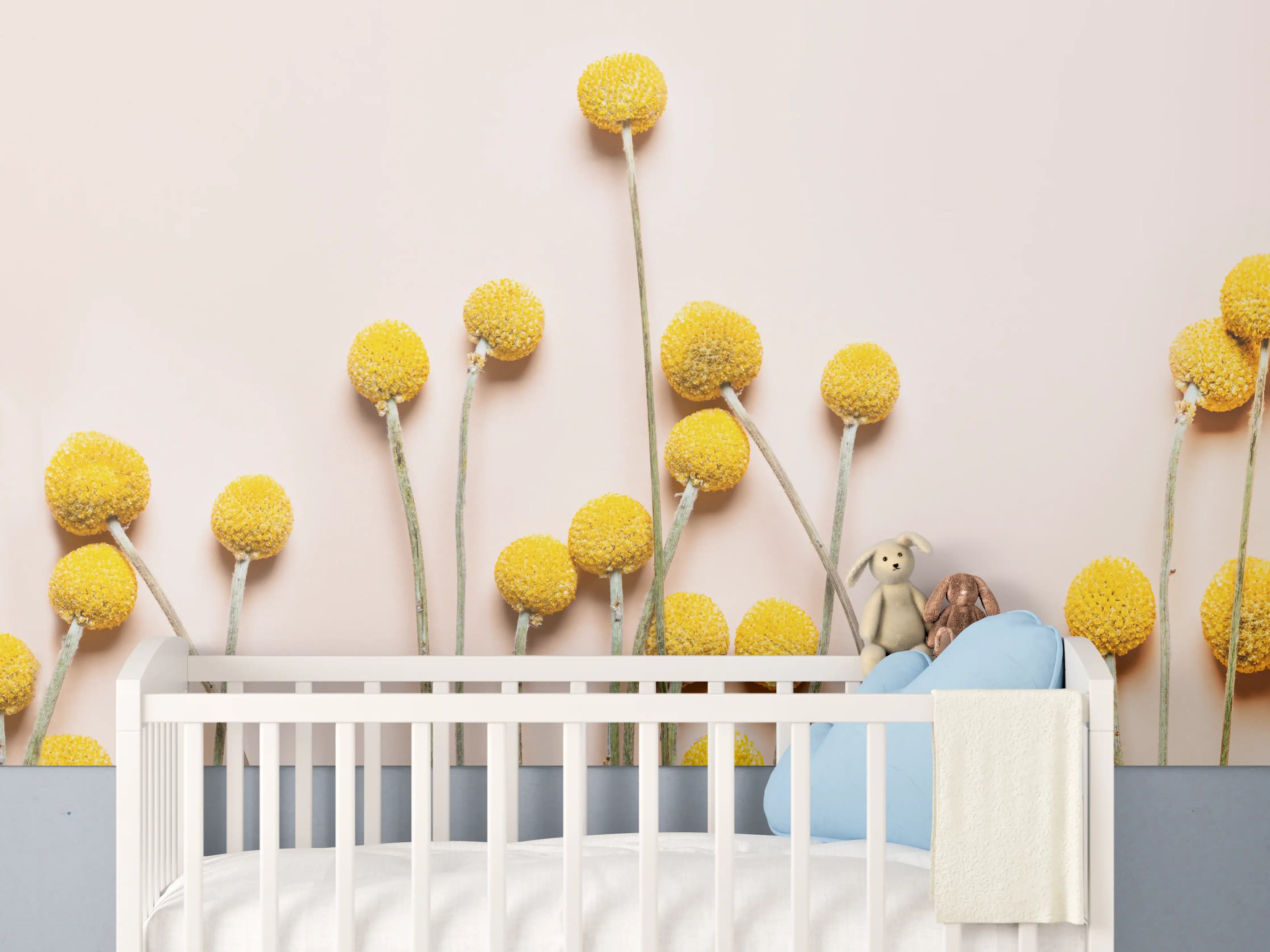 Babyzimmer Wandgestaltung - Gelbe Pompons auf hellem Hintergrund