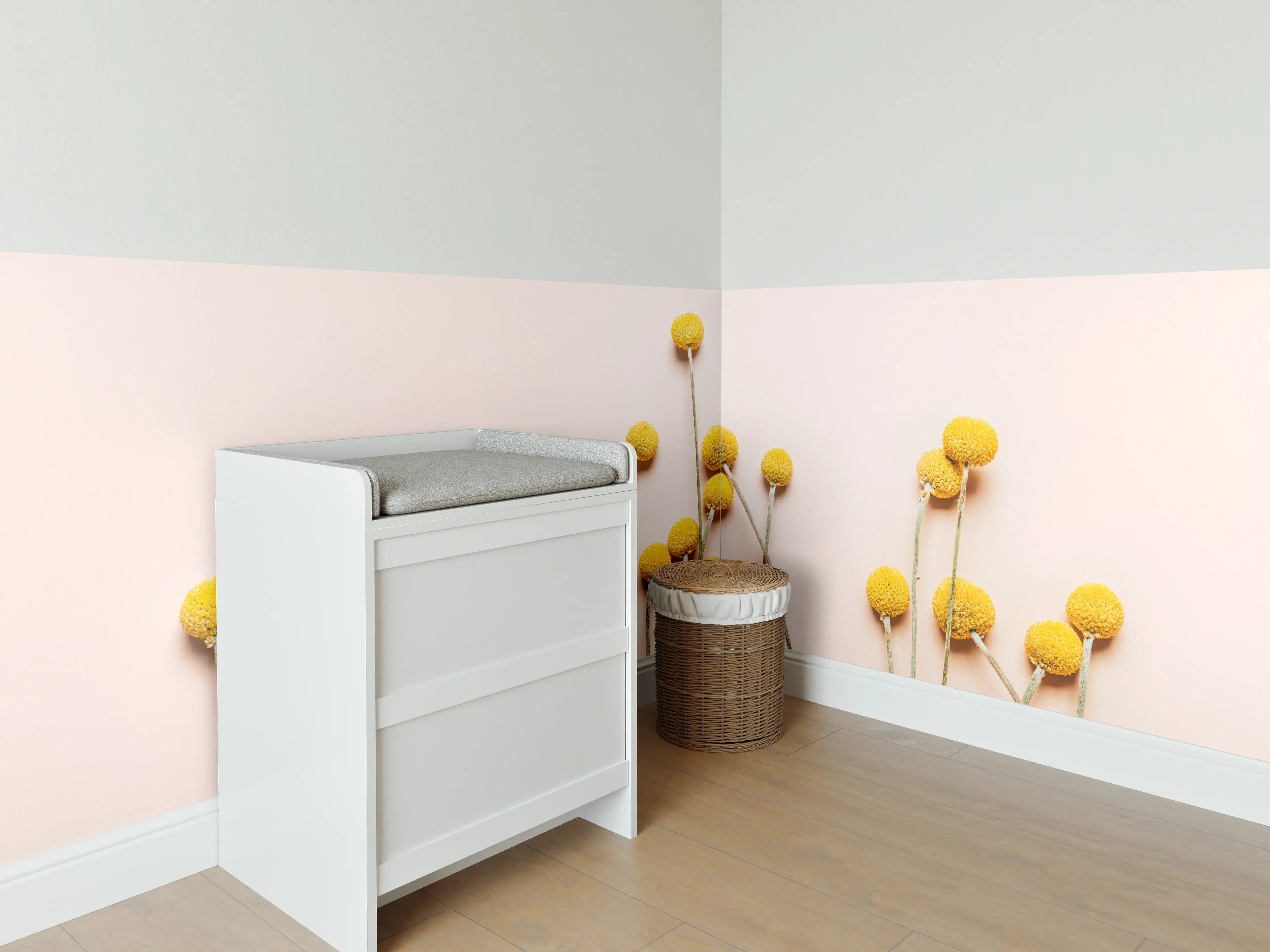 Babyzimmer Wandgestaltung - Gelbe Pompons auf hellem Hintergrund