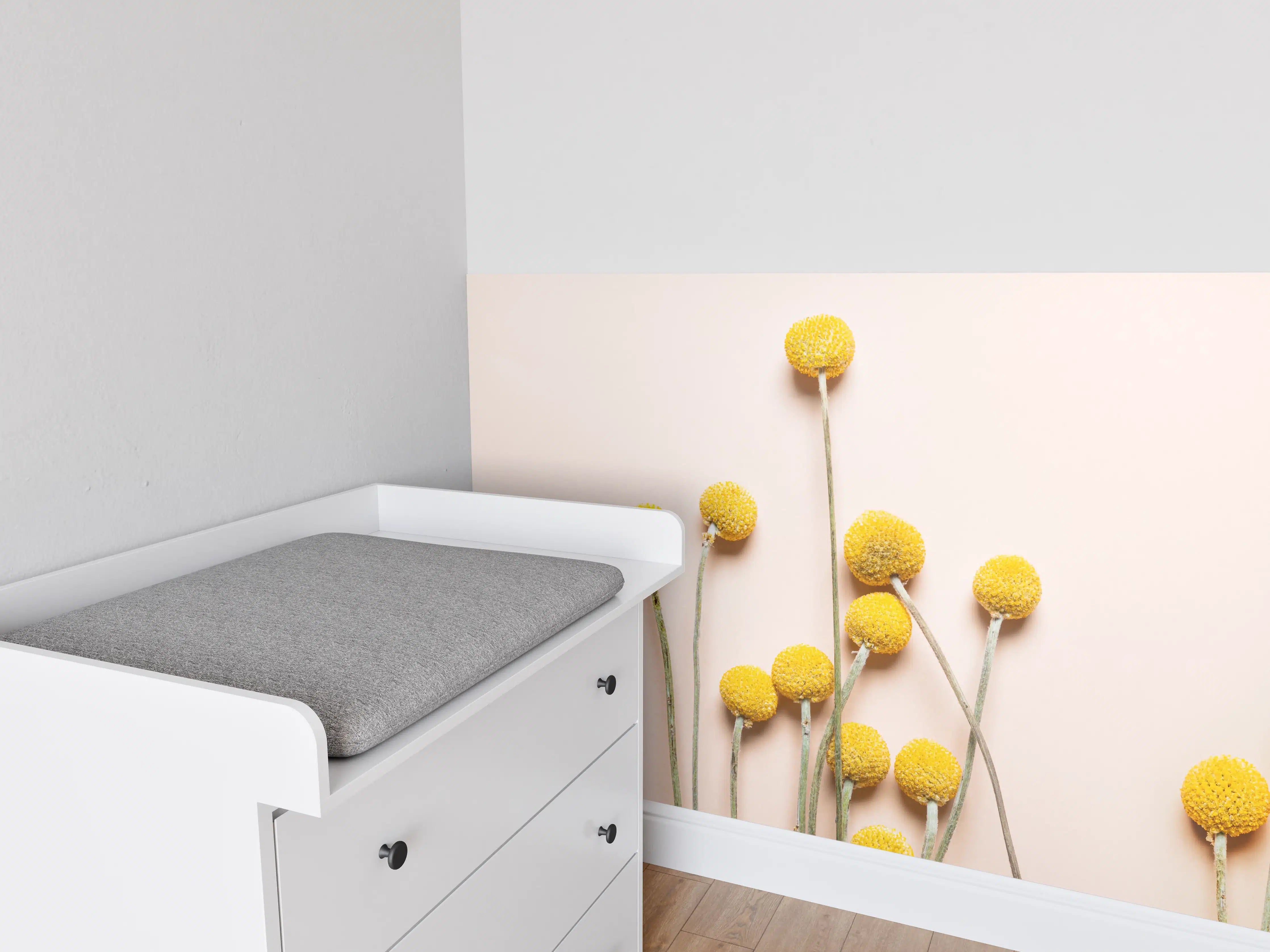 Babyzimmer Wandgestaltung - Gelbe Pompons auf hellem Hintergrund