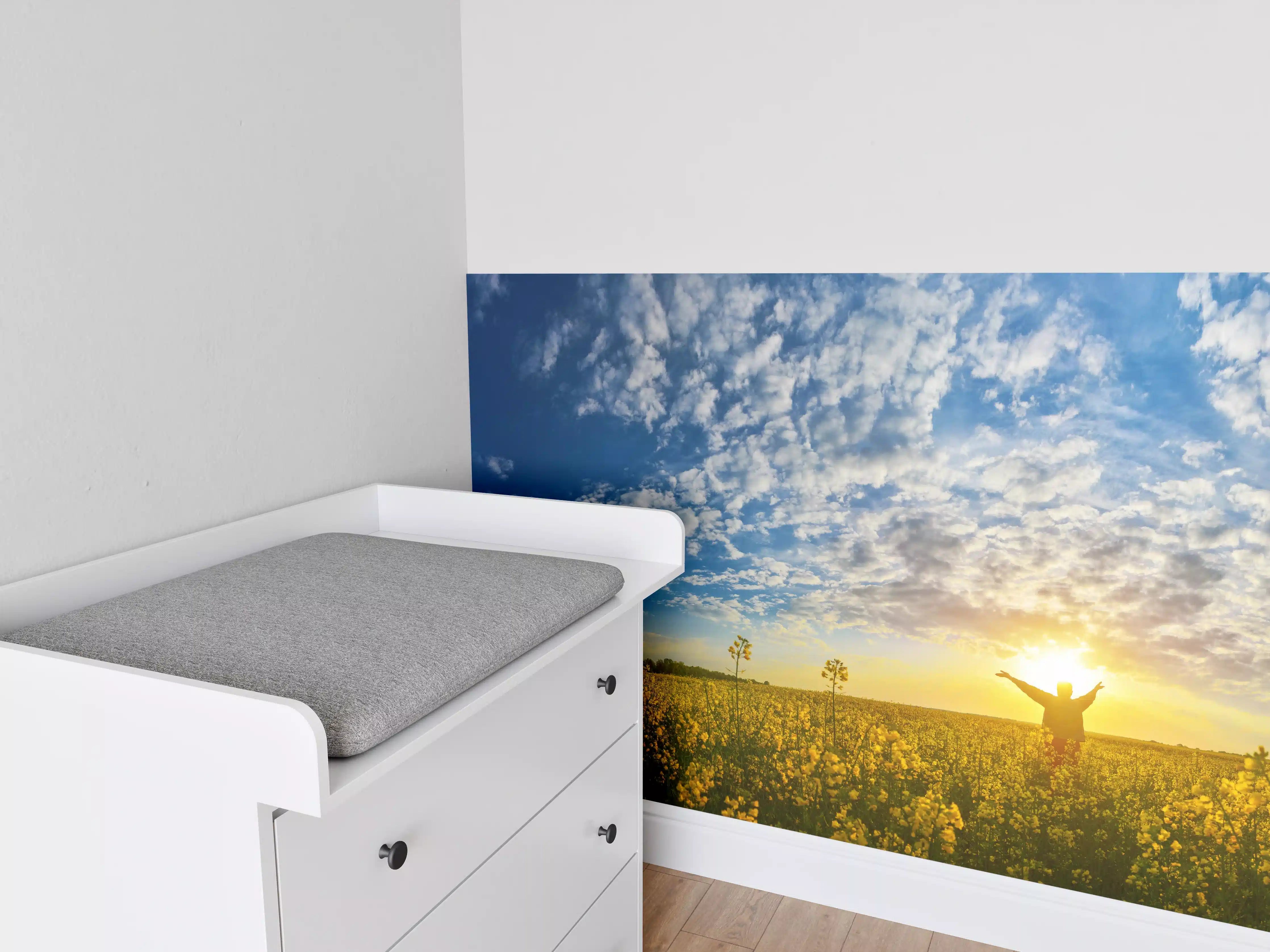 Babyzimmer Wandgestaltung - Gelbliches Blumenfeld am Morgen