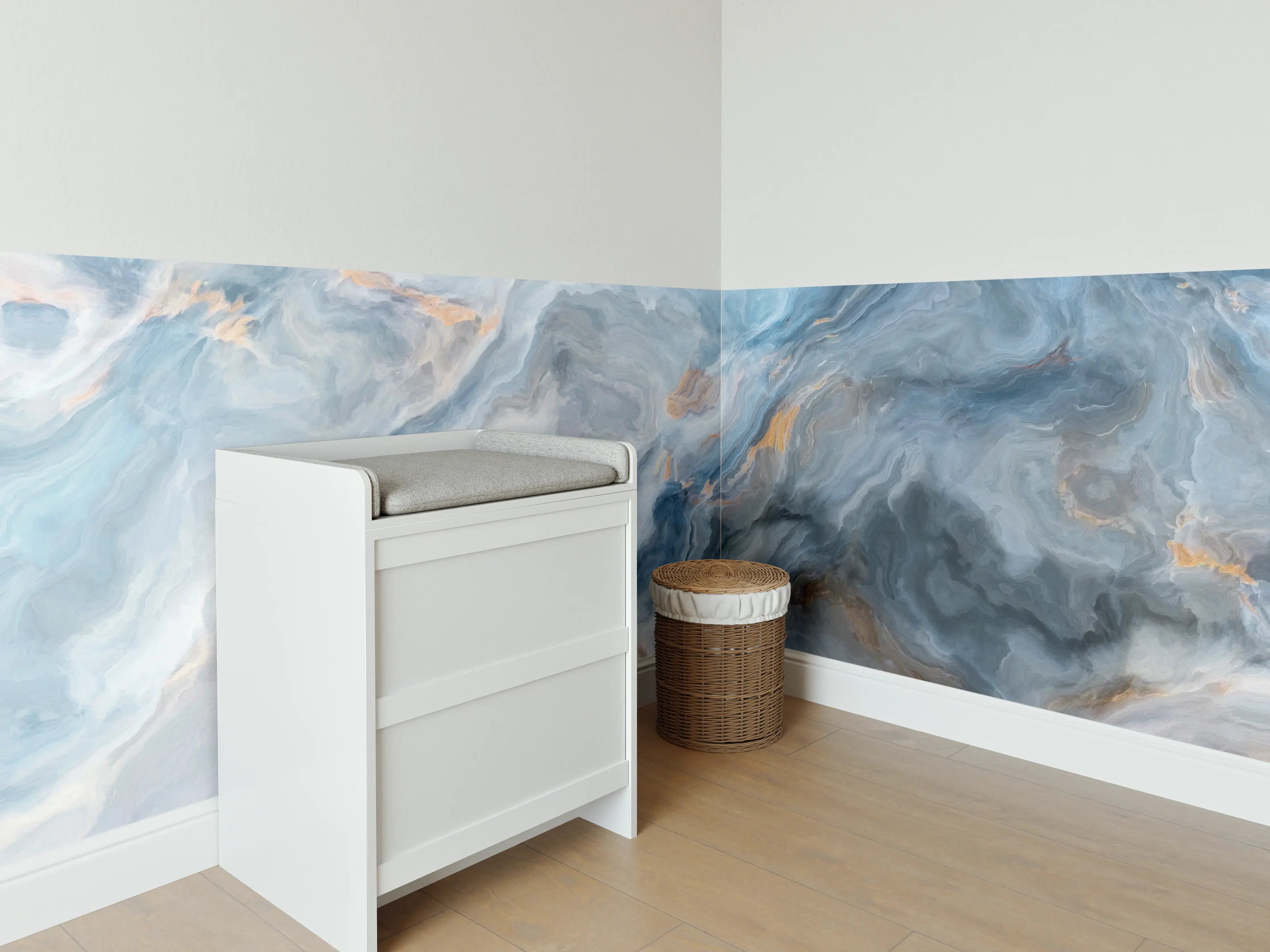 Babyzimmer Wandgestaltung - Gemalter bläulicher Marmor