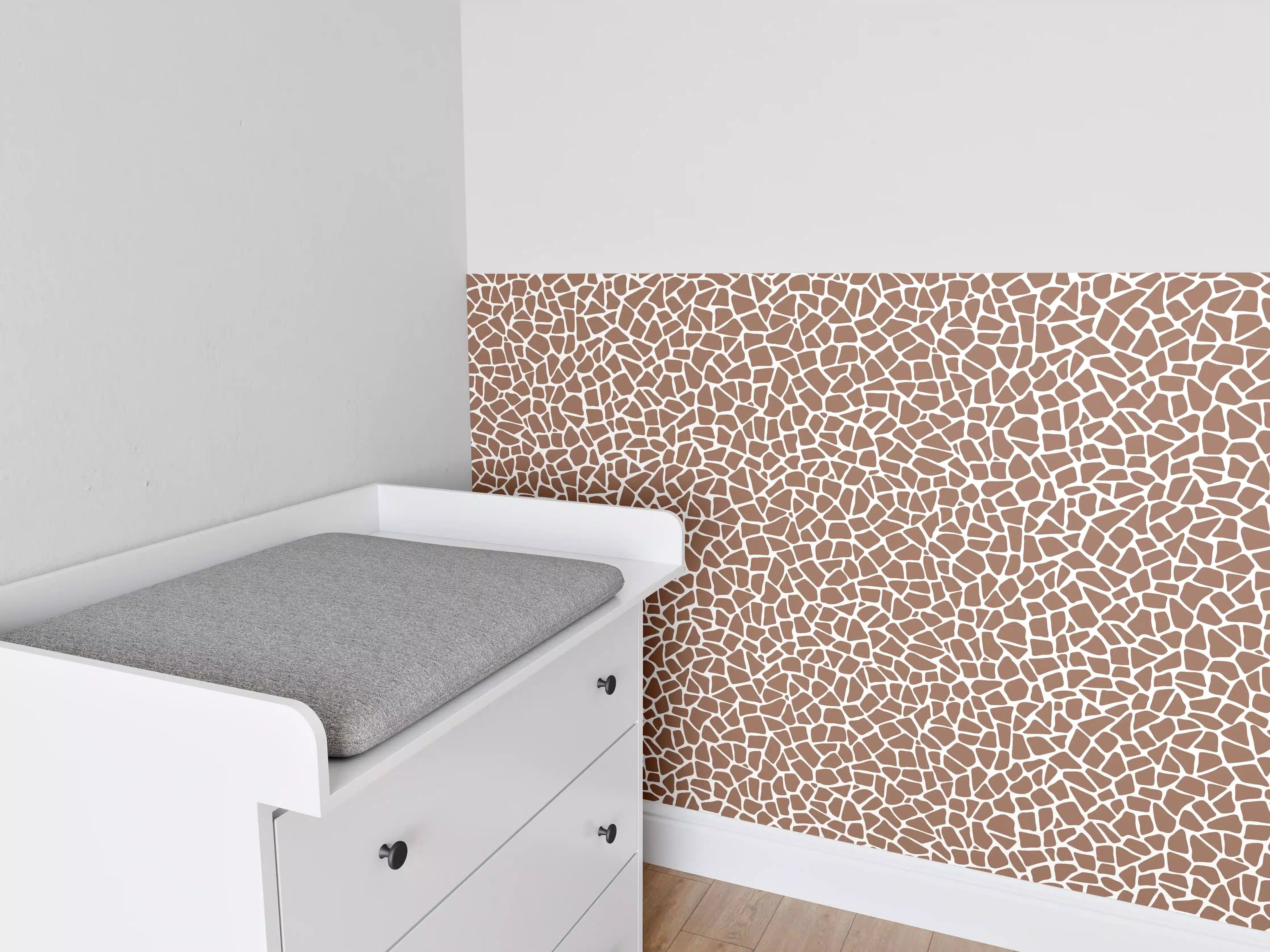 Babyzimmer Wandgestaltung - Gemusterte Steinoptik in Braun