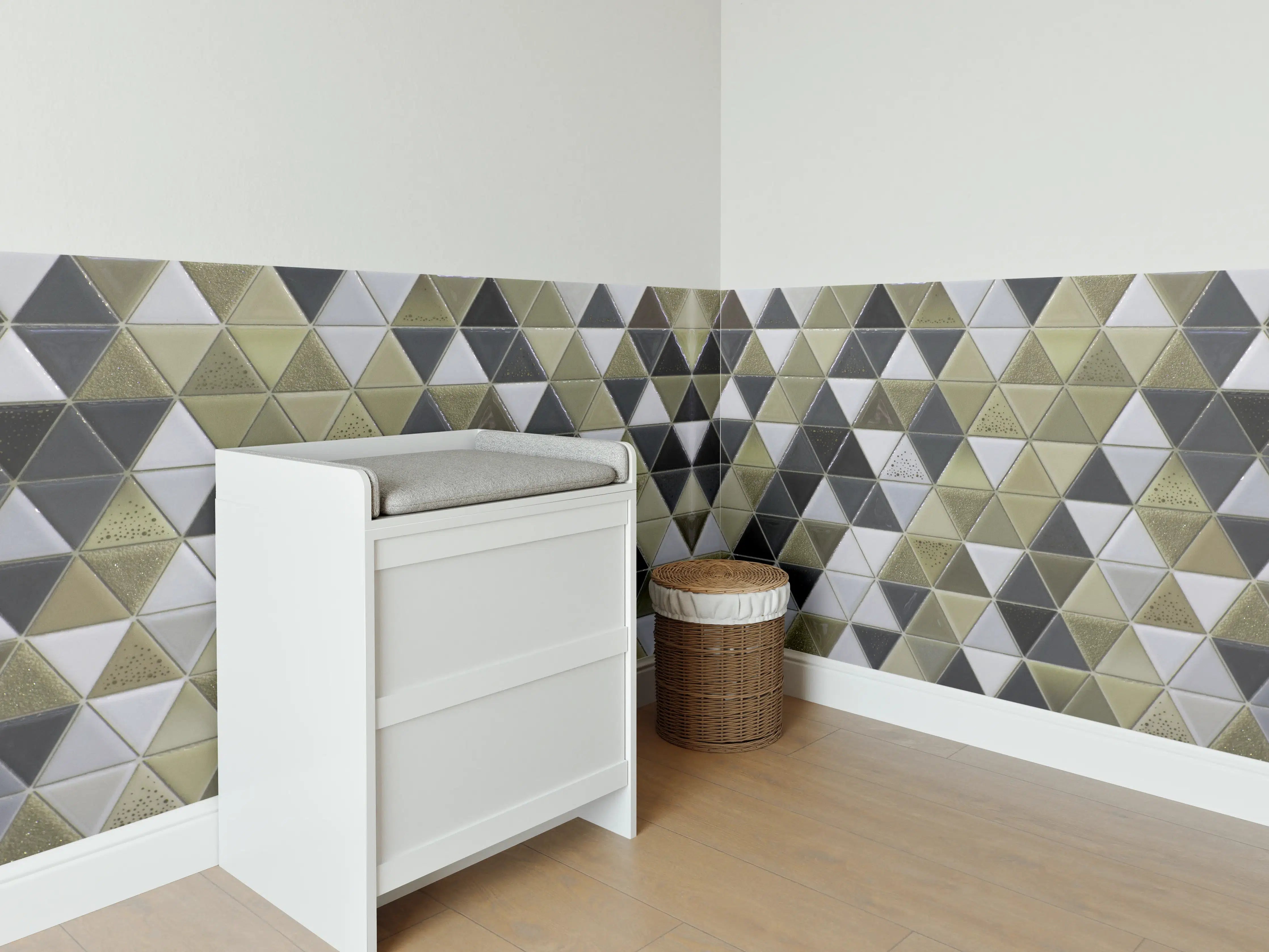 Babyzimmer Wandgestaltung - Geometrisches Fliesenmuster Schwarz Weiß Gold