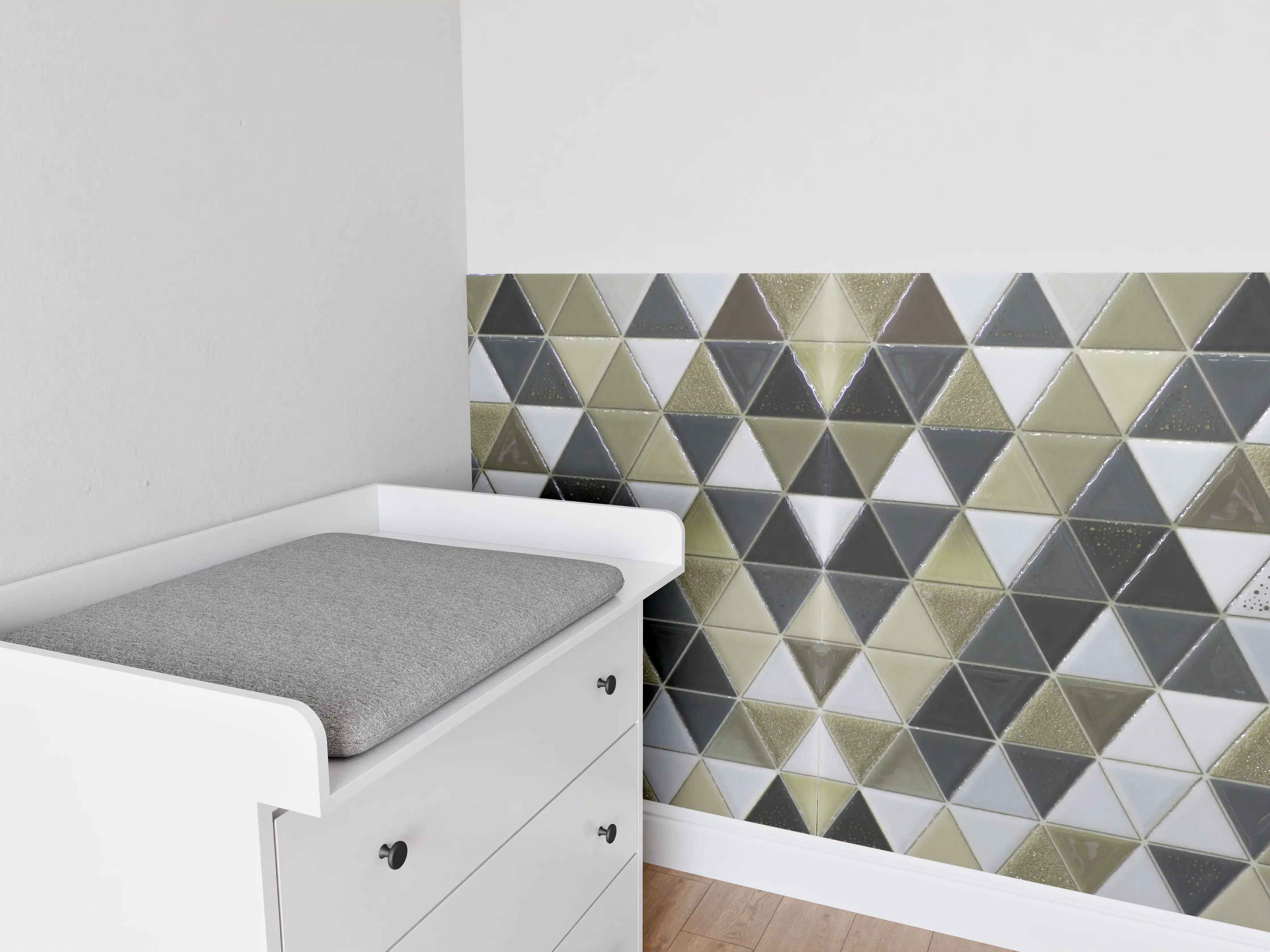 Babyzimmer Wandgestaltung - Geometrisches Fliesenmuster Schwarz Weiß Gold