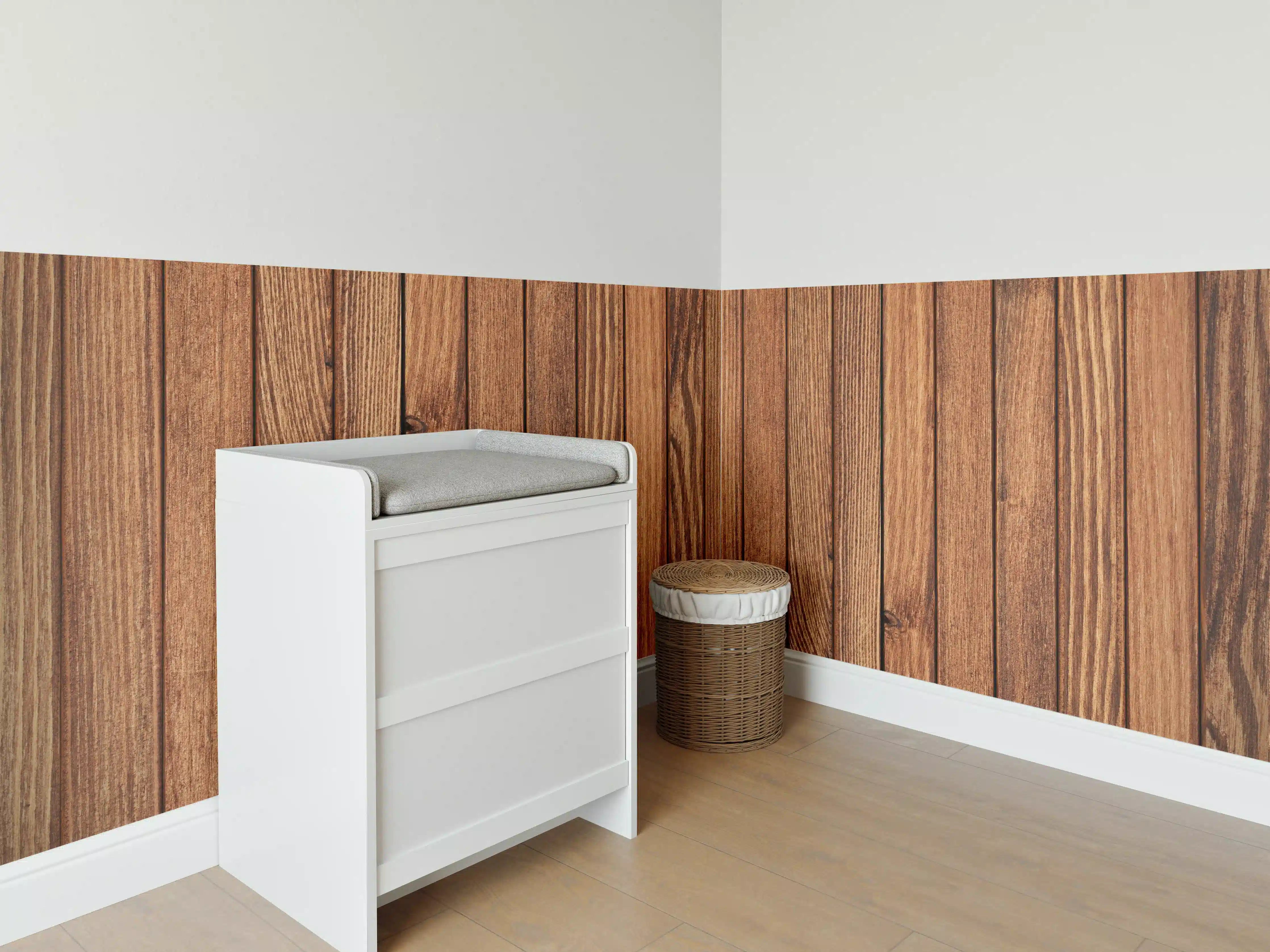 Babyzimmer Wandgestaltung - Gestreifte natürliche Holzbretter