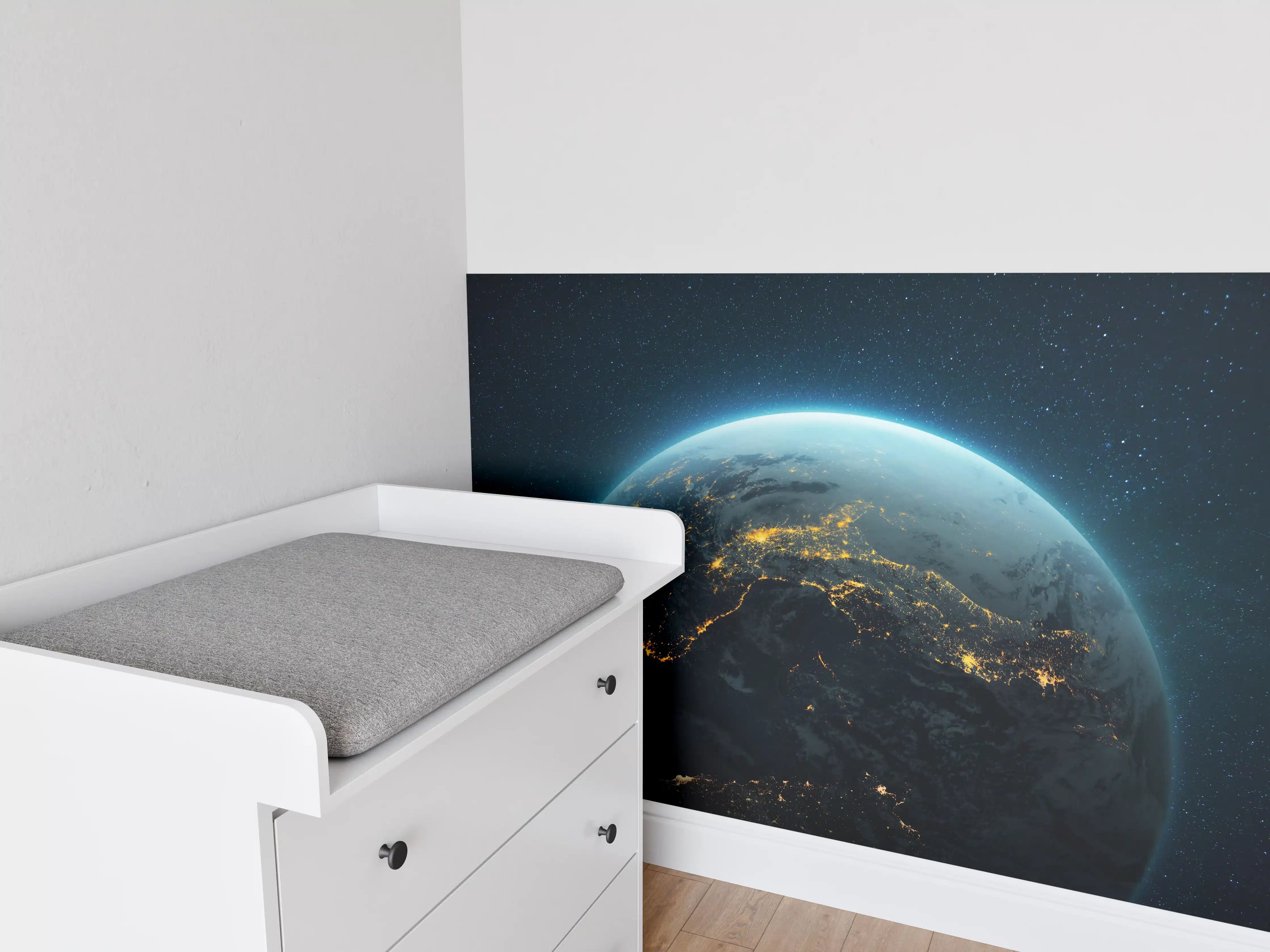Babyzimmer Wandgestaltung - Globus mit nächtlichen gelben Lichtern der Megastädte