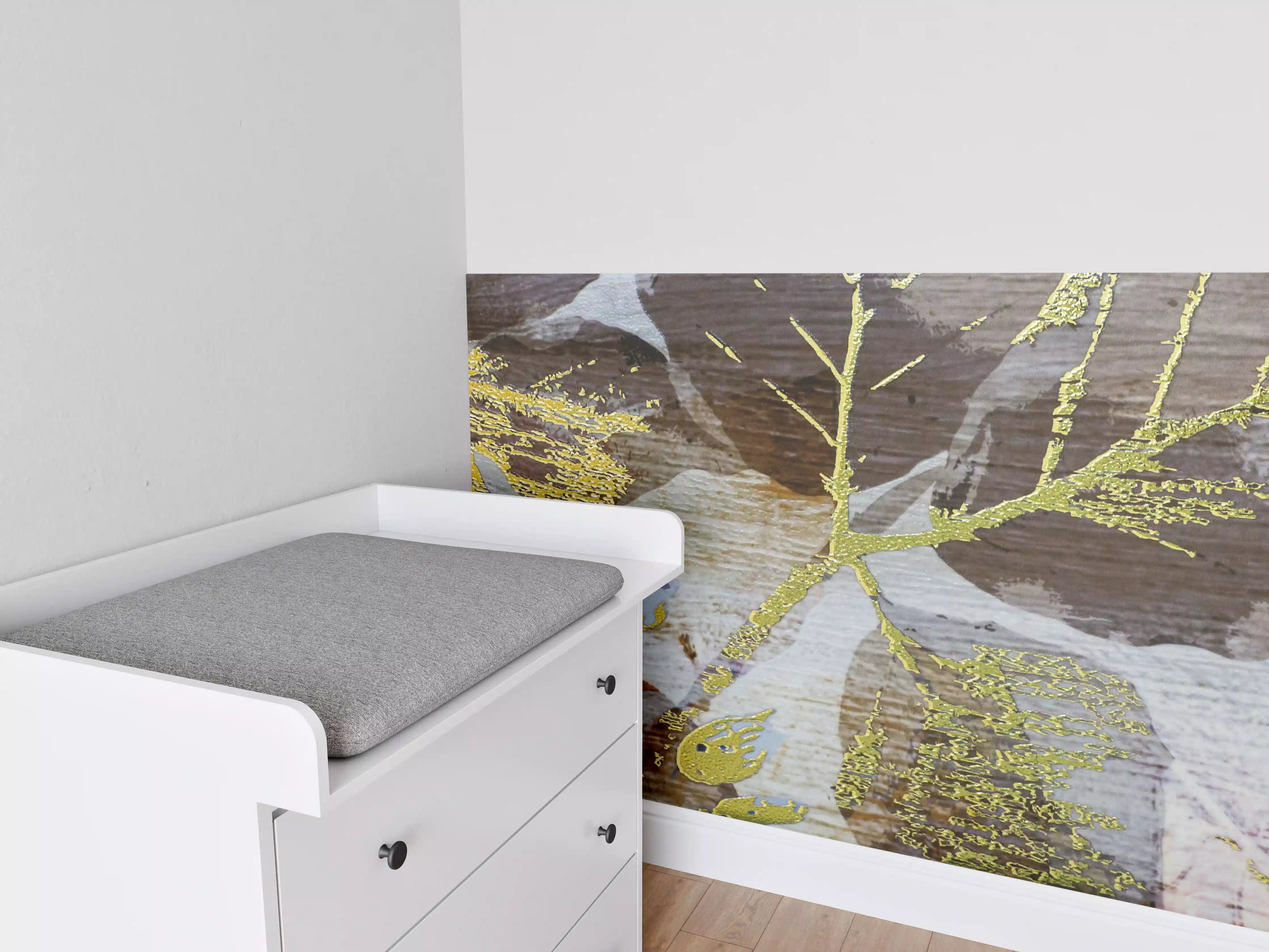 Babyzimmer Wandgestaltung - Goldene Blattmuster auf Holzoptik