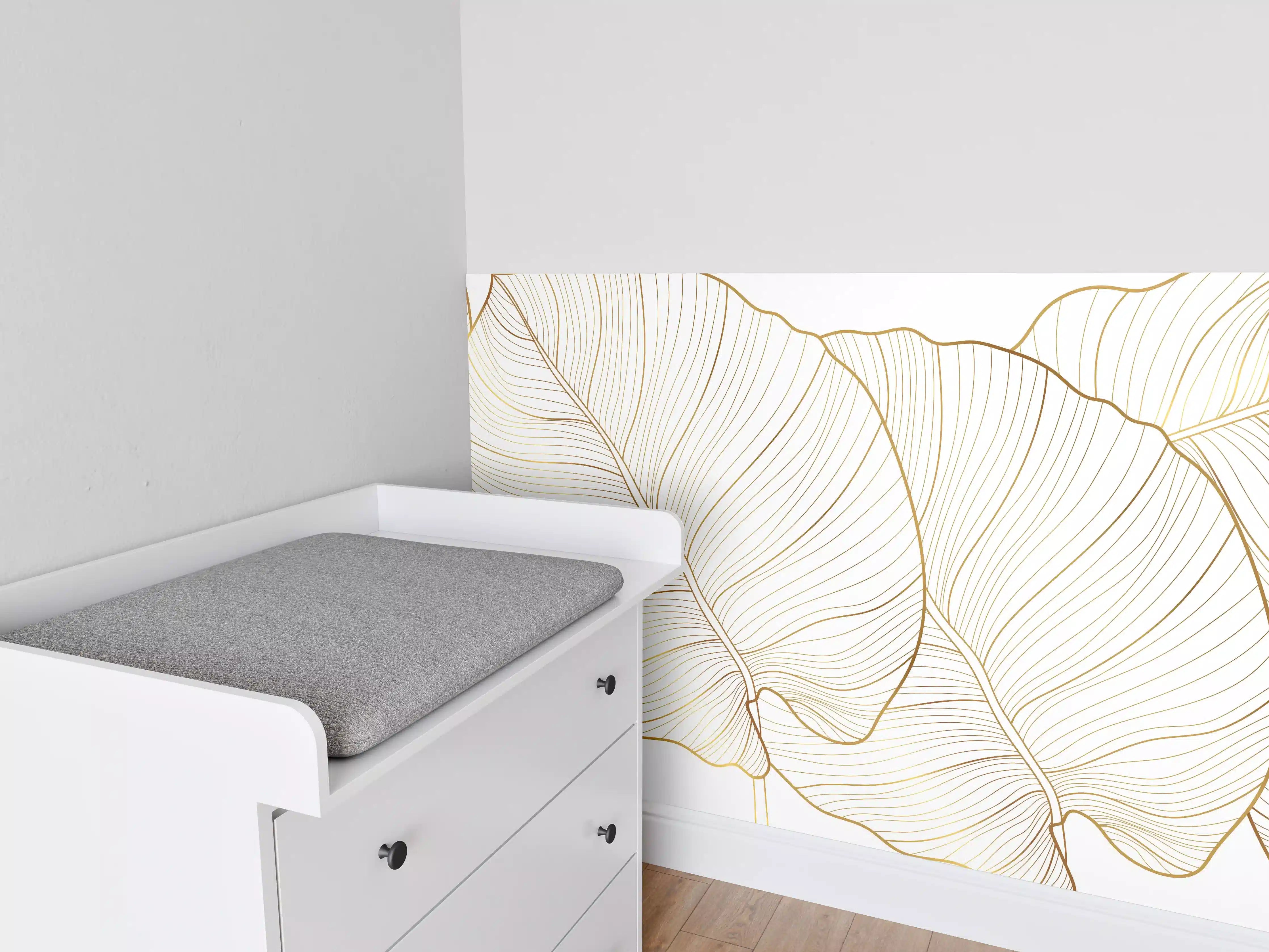Babyzimmer Wandgestaltung - Goldene Blattstruktur auf Weiß