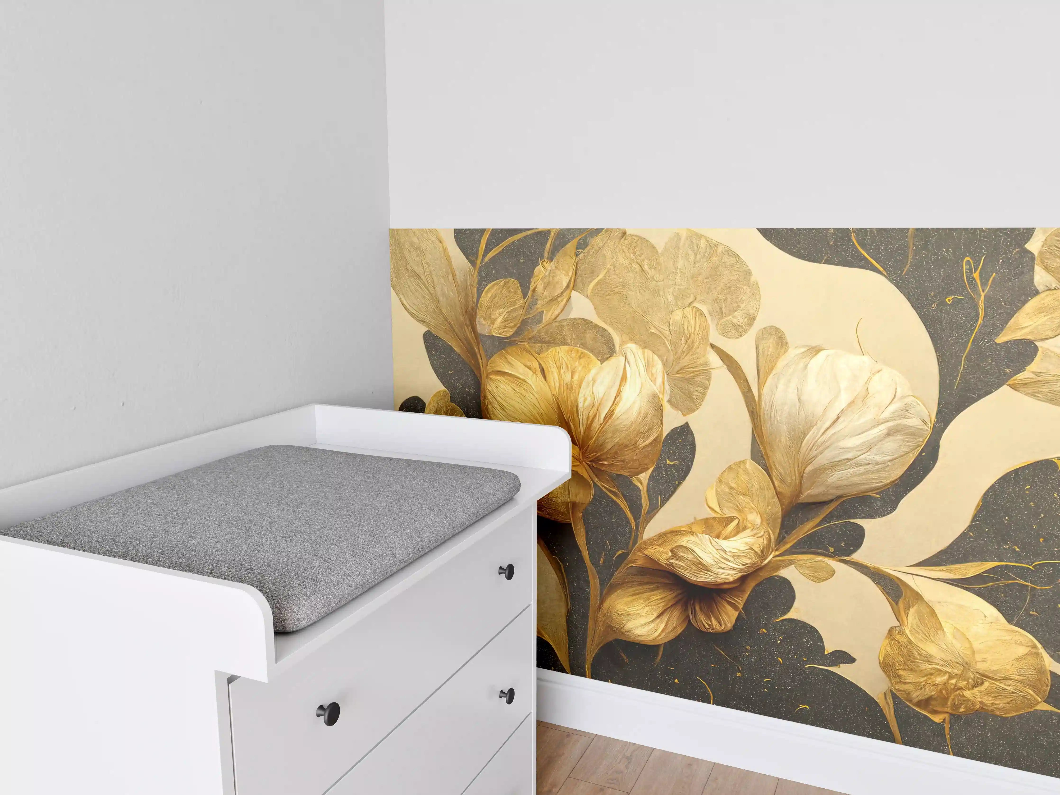 Babyzimmer Wandgestaltung - Goldene Blumenmotive auf dunklem Hintergrund