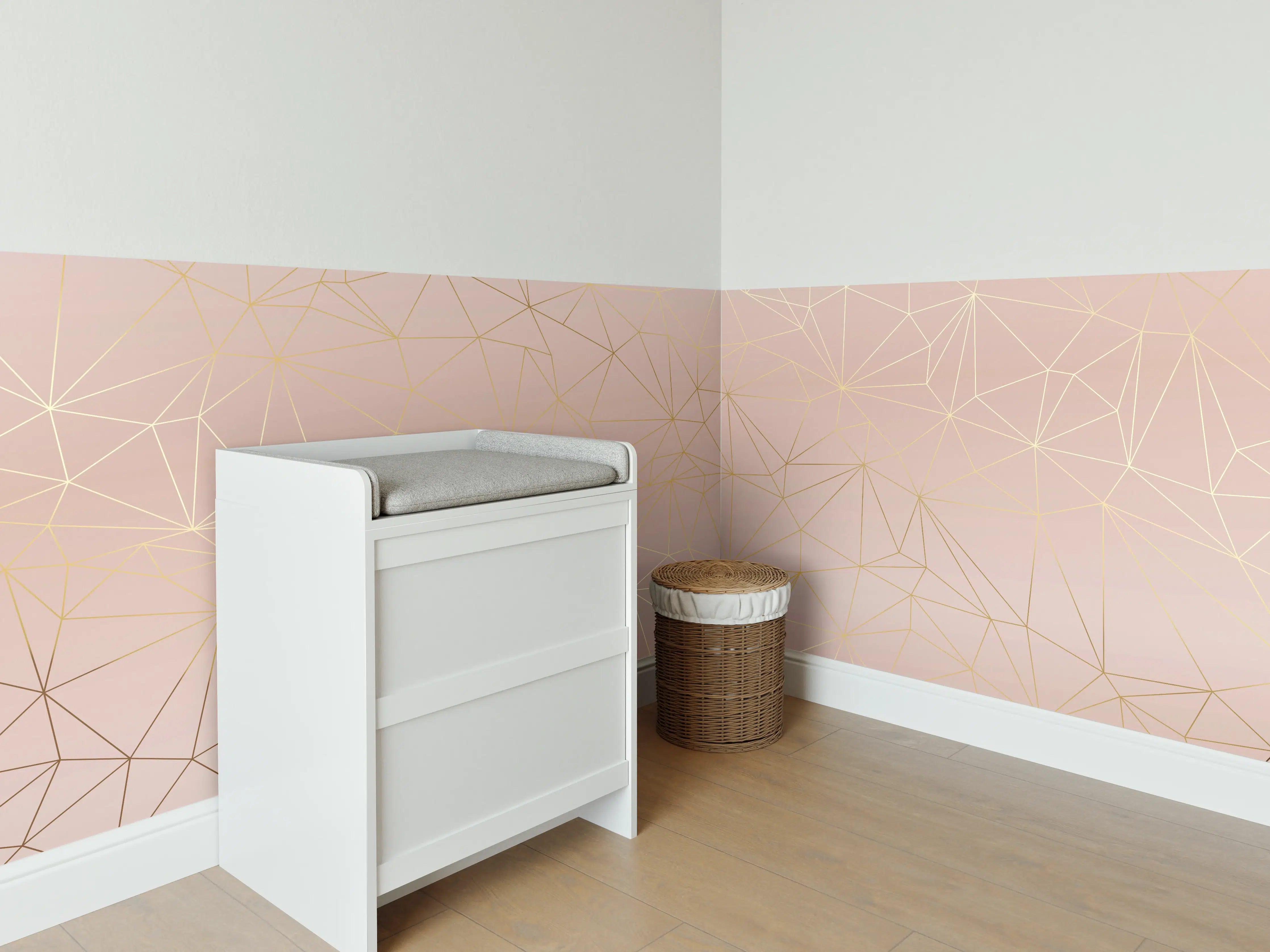 Babyzimmer Wandgestaltung - Goldene Linien auf Beige Hintergrund