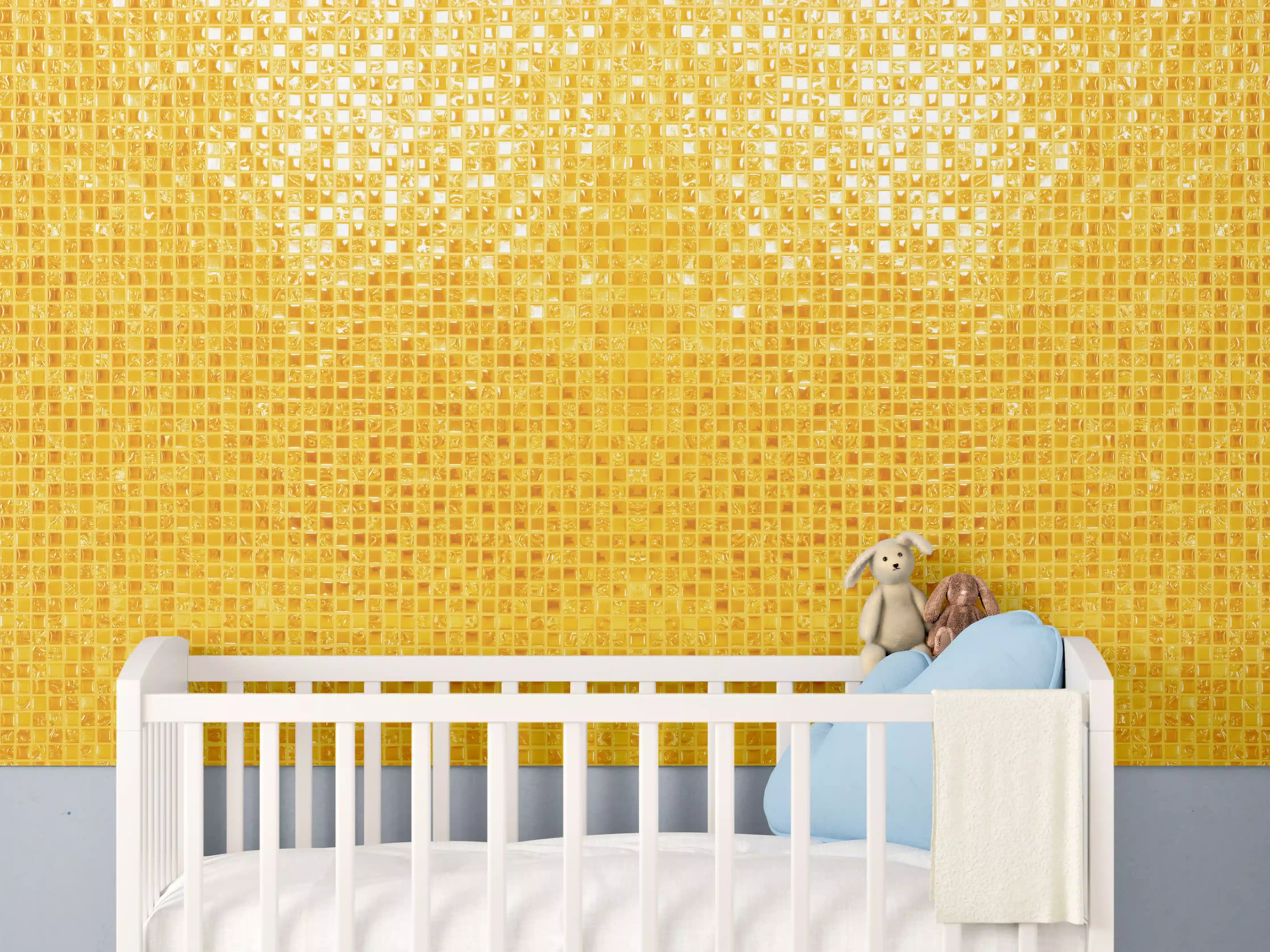 Babyzimmer Wandgestaltung - Goldene Mosaikstruktur im Sonnenlicht