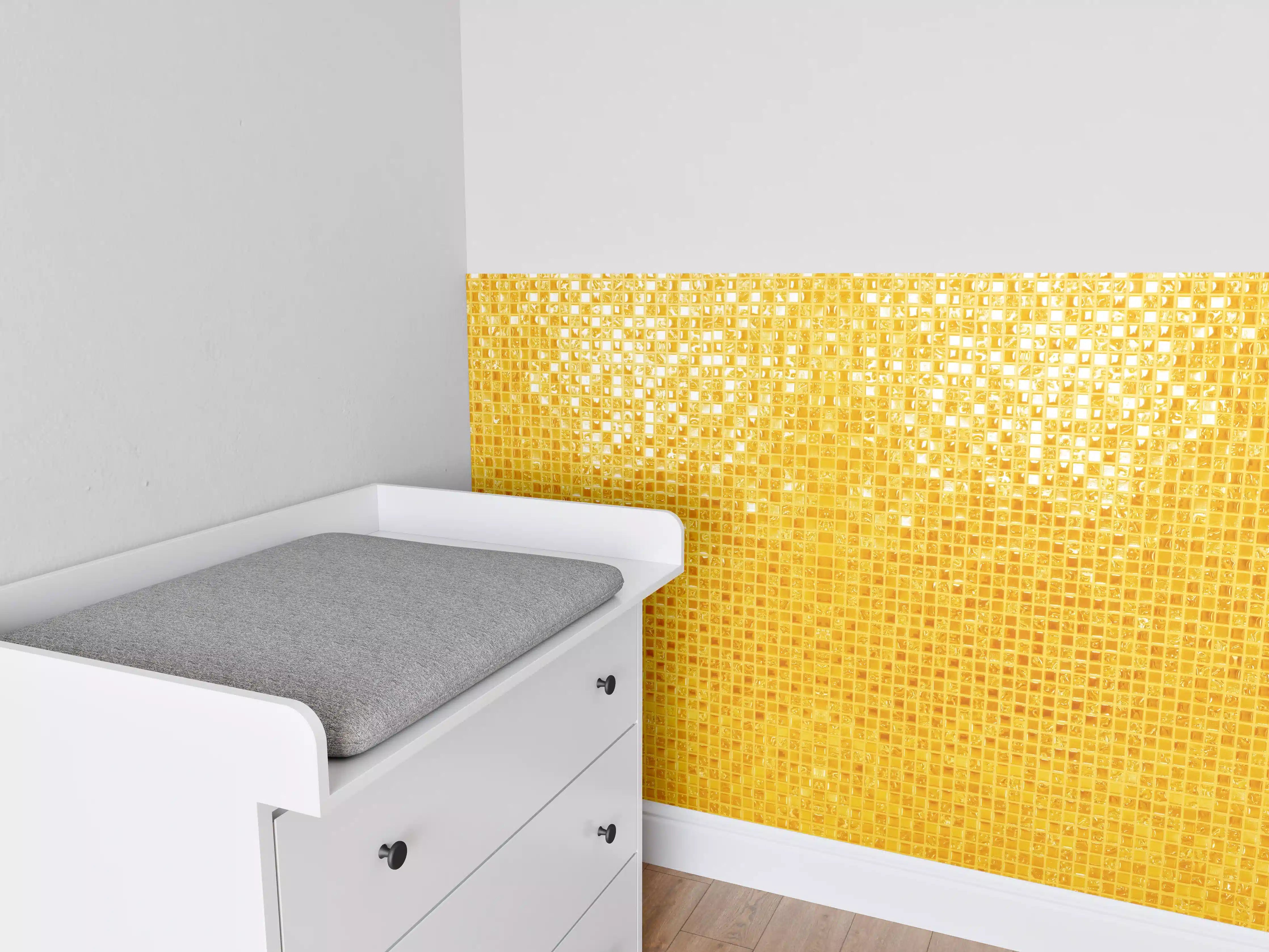 Babyzimmer Wandgestaltung - Goldene Mosaikstruktur im Sonnenlicht