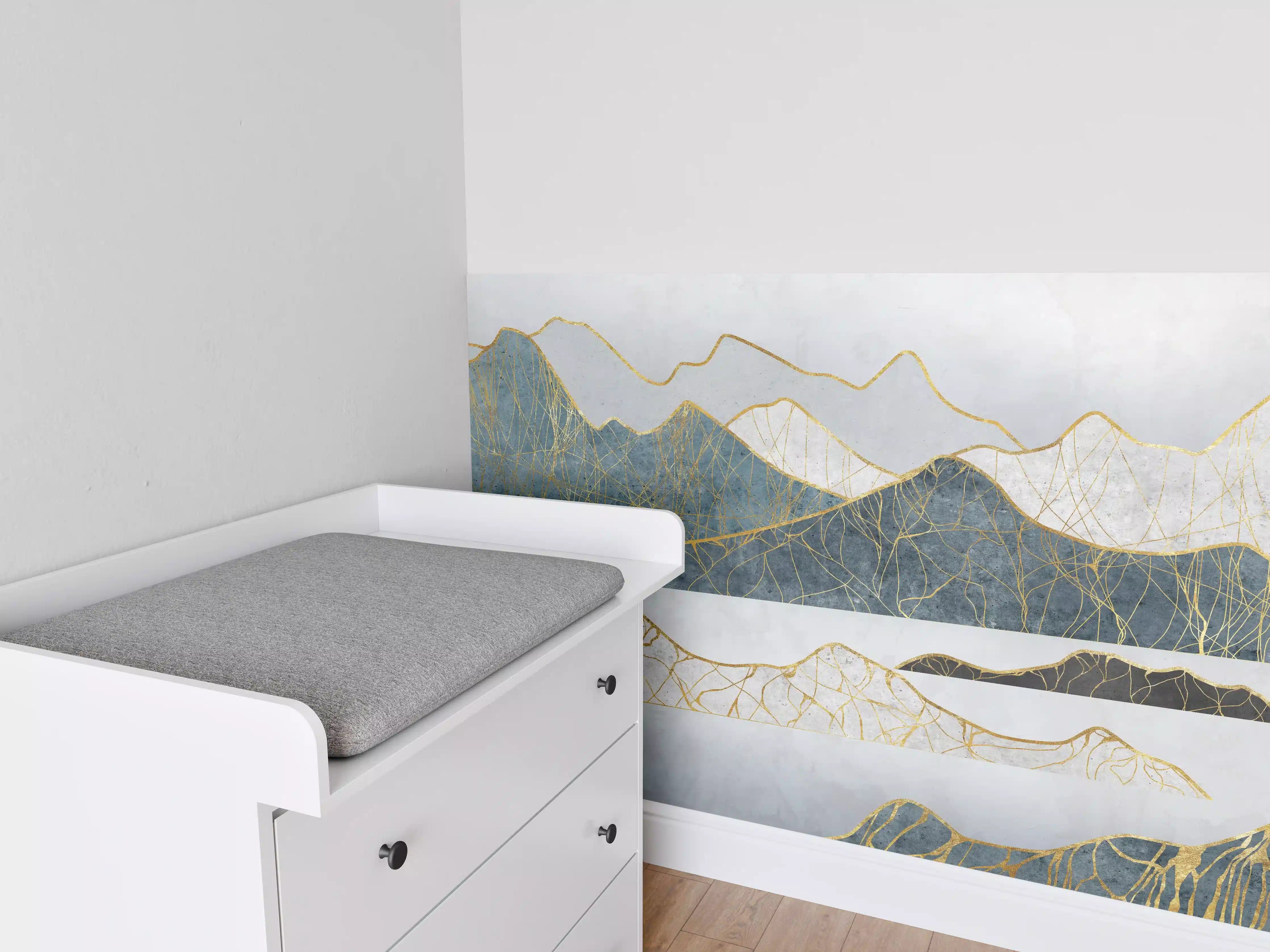 Babyzimmer Wandgestaltung - Goldene Silhouetten einer Bergregion