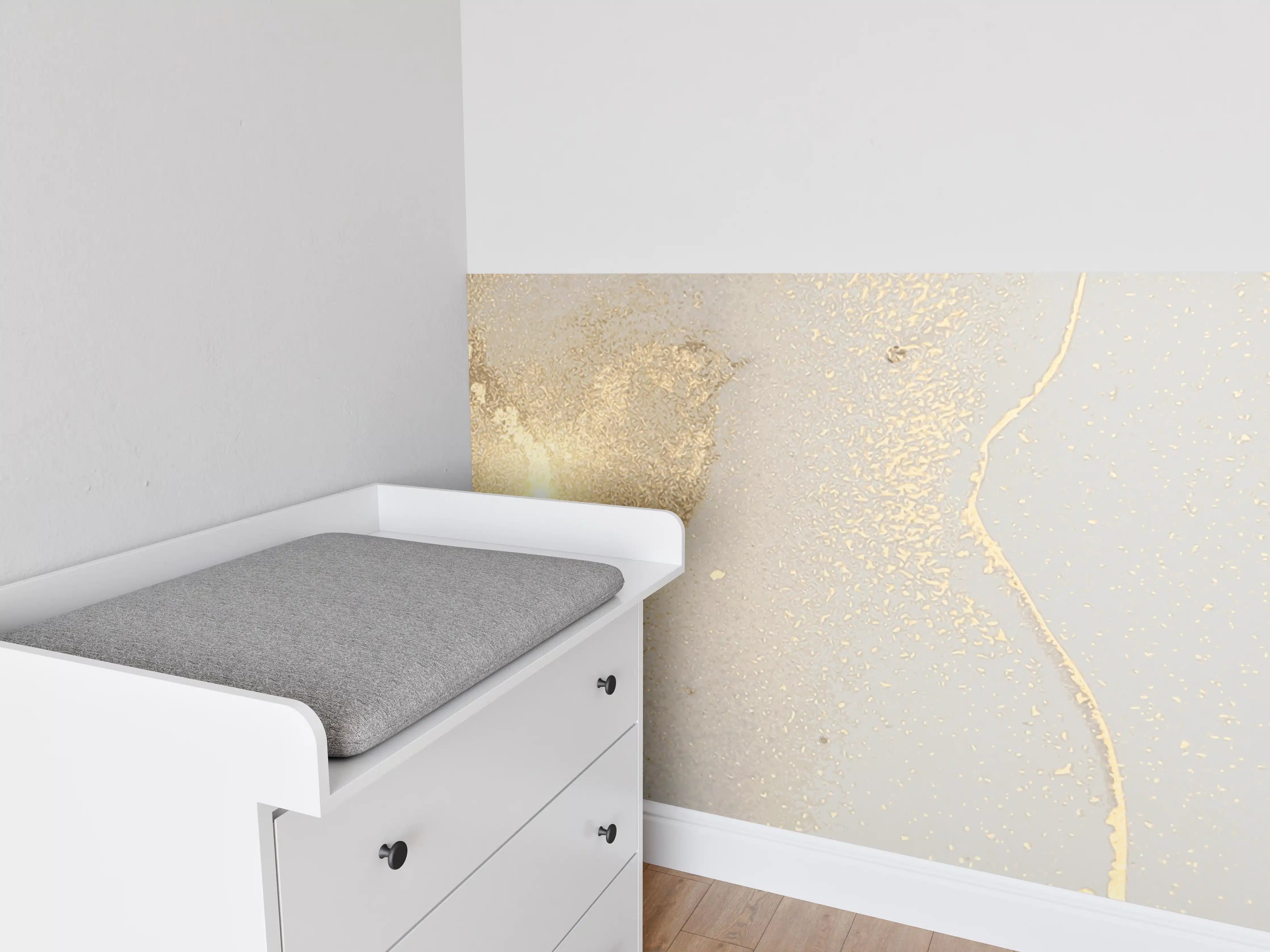 Babyzimmer Wandgestaltung - Goldener Glanz auf Cremeweiß