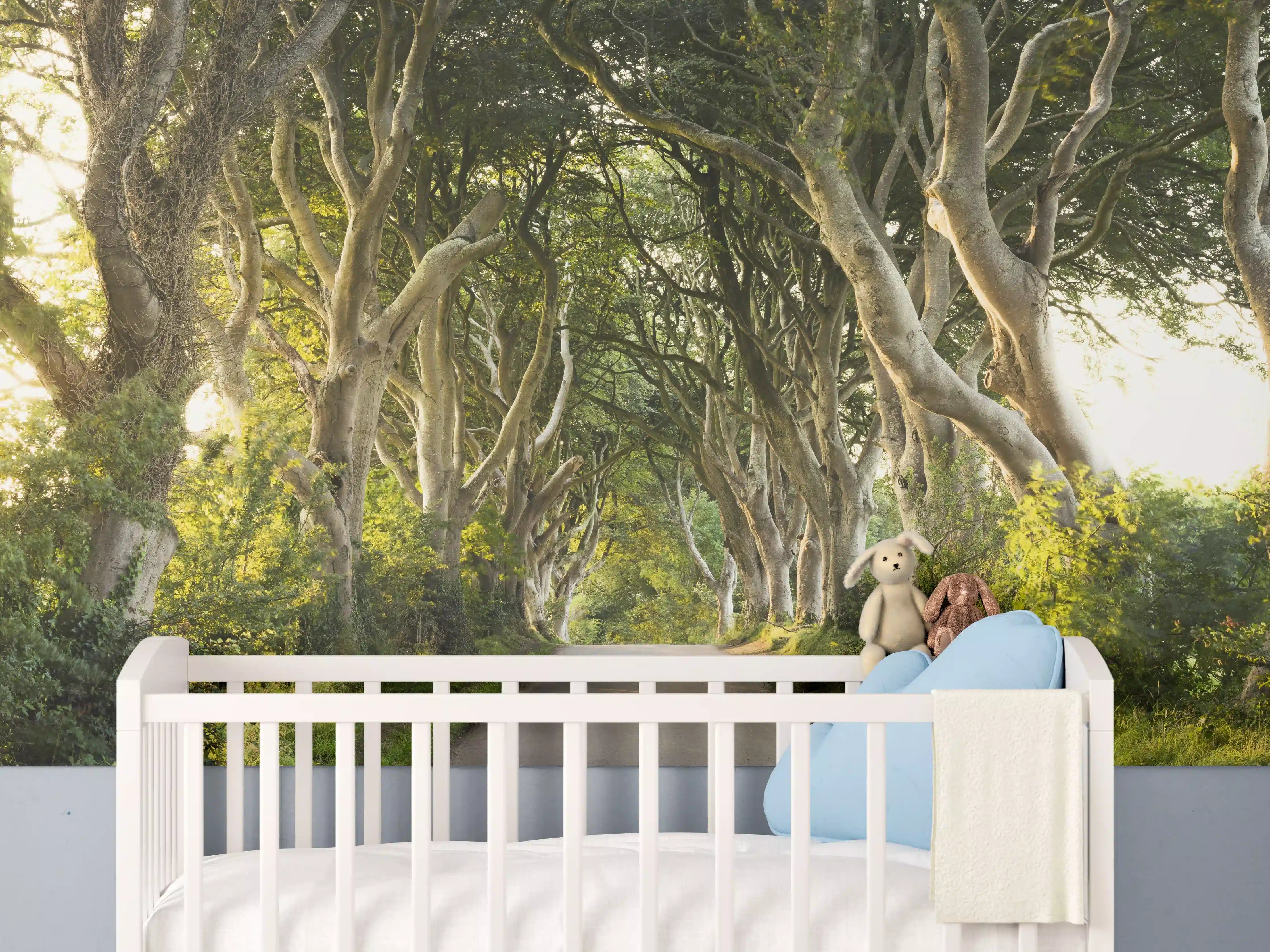 Babyzimmer Wandgestaltung - Goldener Weg im Wald