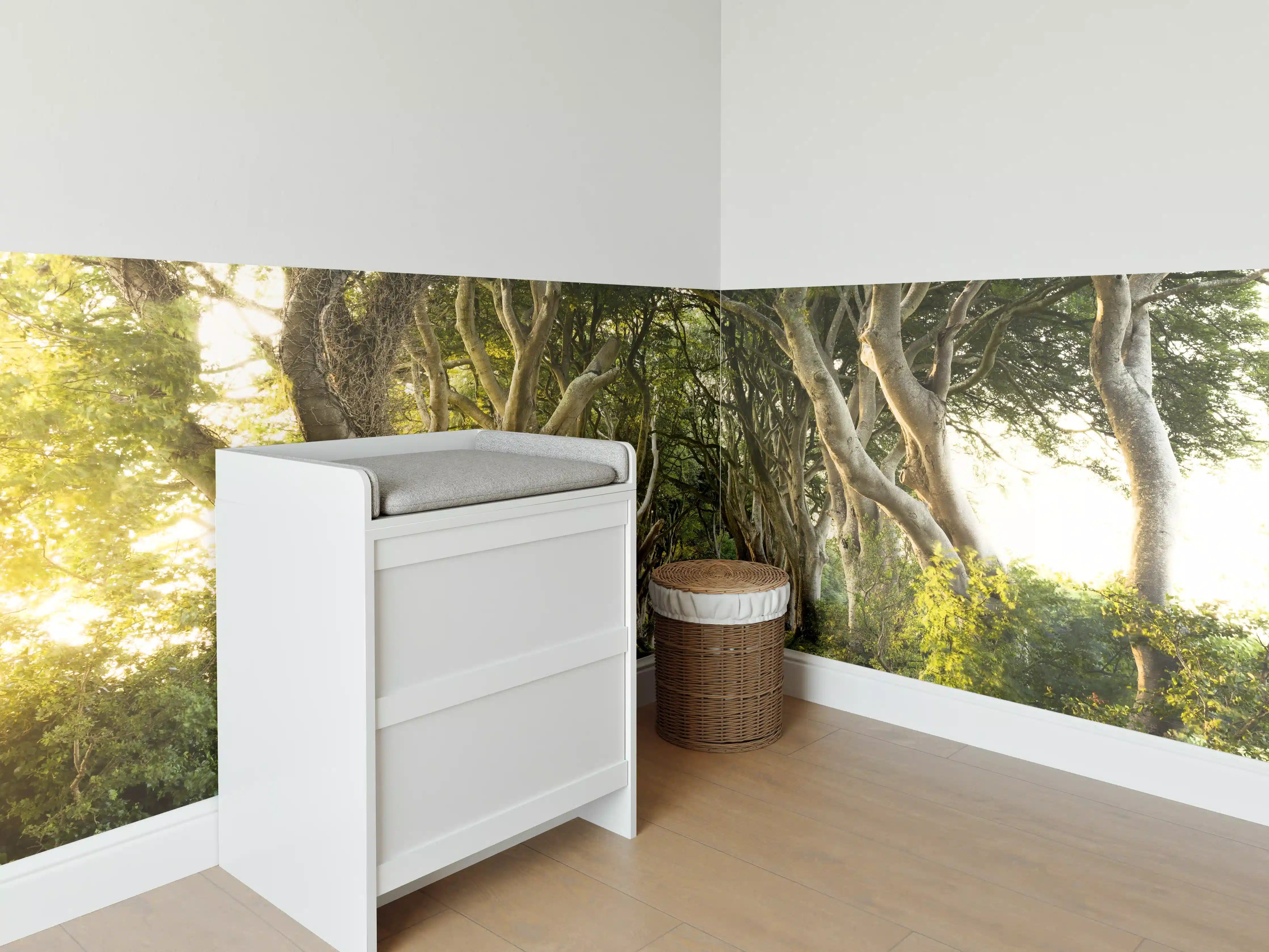 Babyzimmer Wandgestaltung - Goldener Weg im Wald