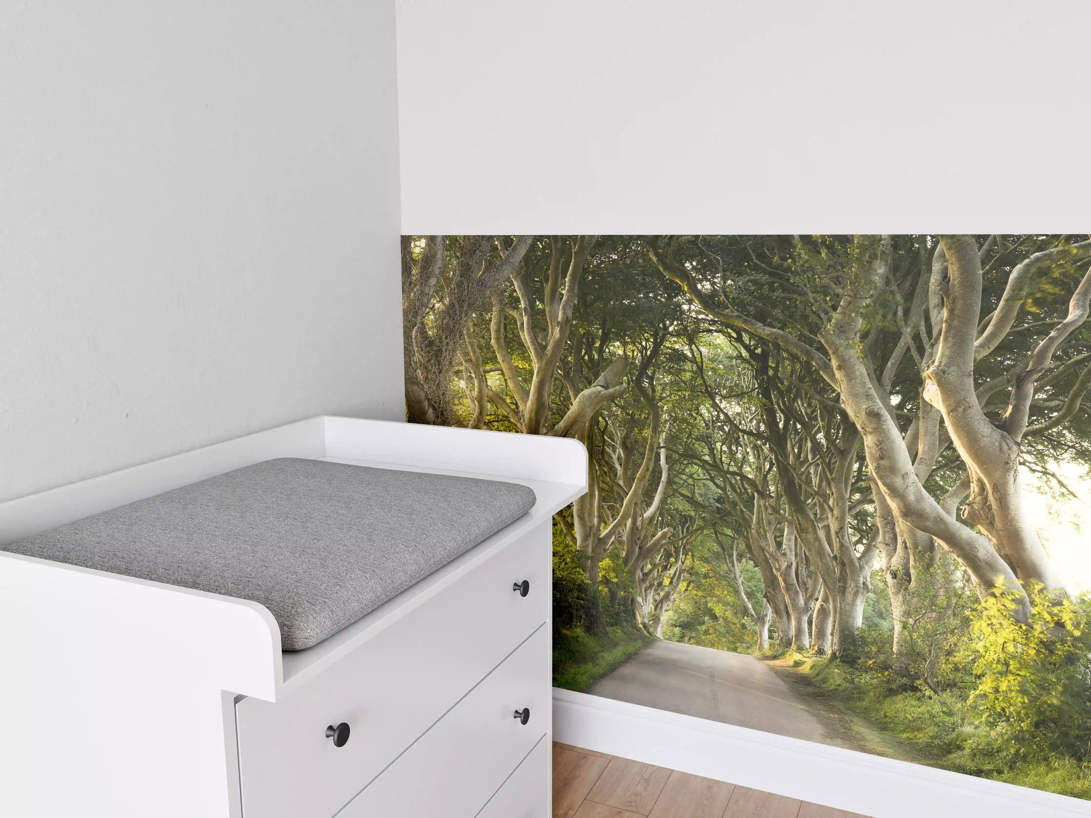 Babyzimmer Wandgestaltung - Goldener Weg im Wald