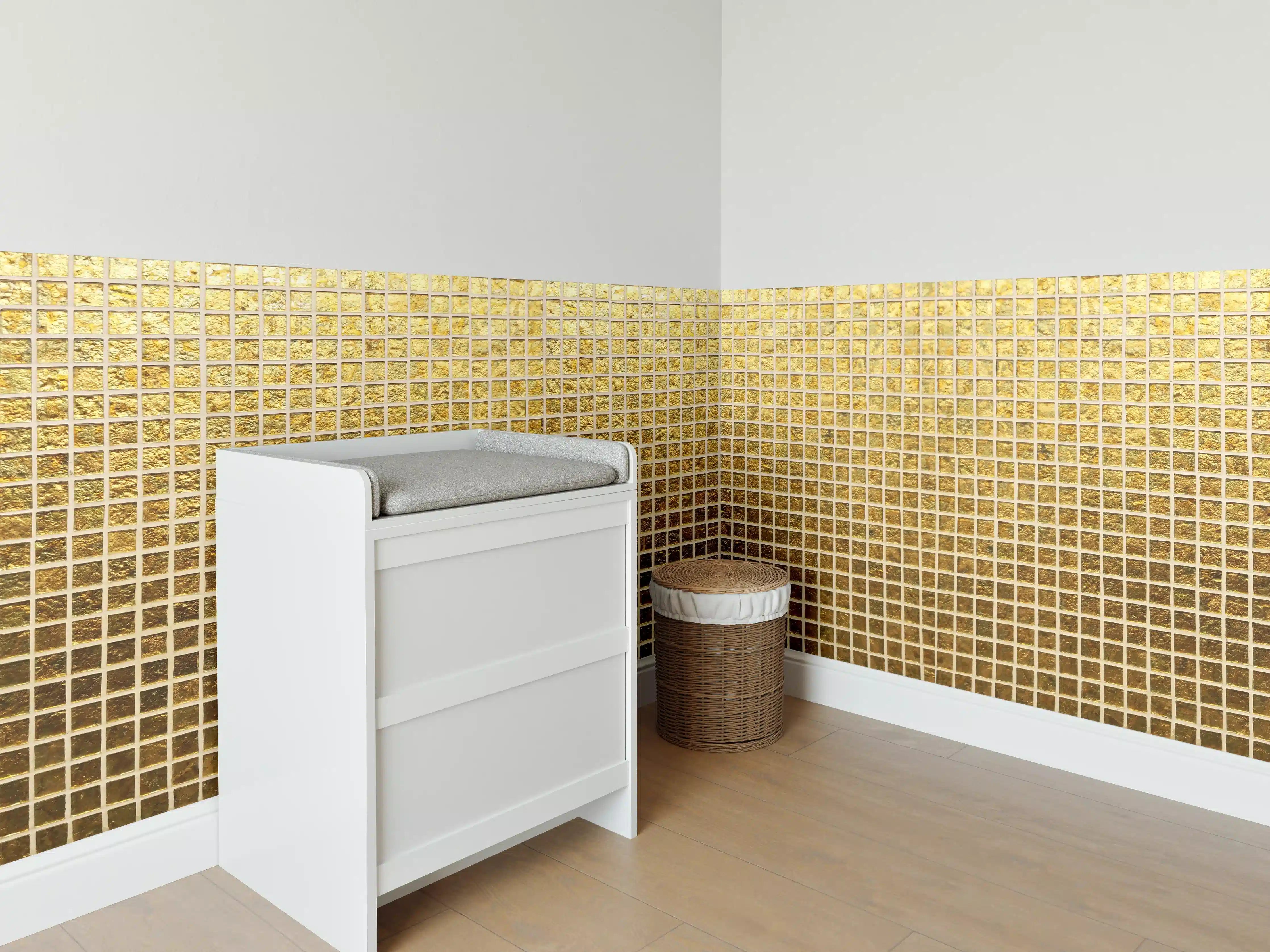 Babyzimmer Wandgestaltung - Goldenes Fliesenmuster