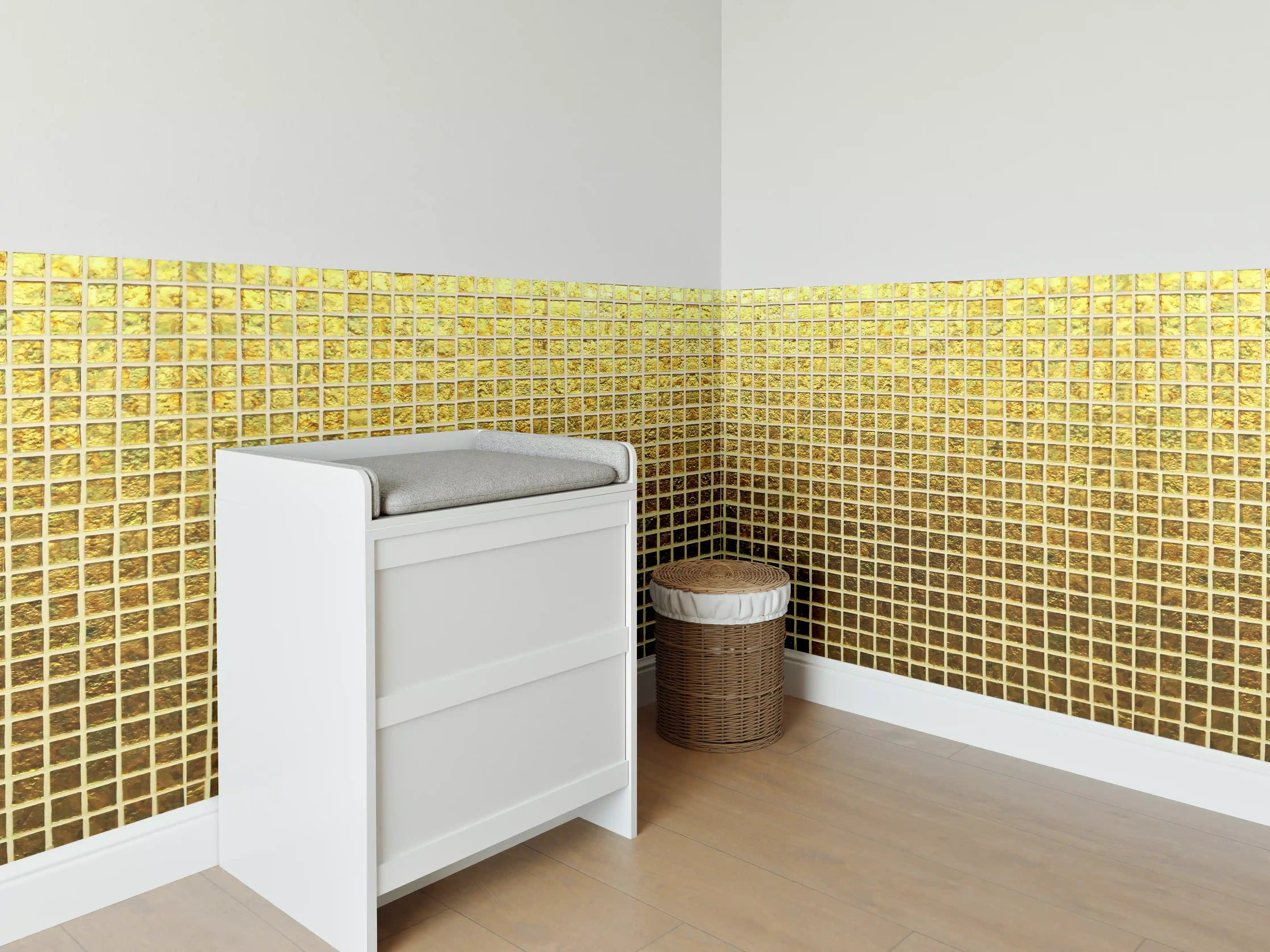 Babyzimmer Wandgestaltung - Goldmosaik mit Glanzeffekt