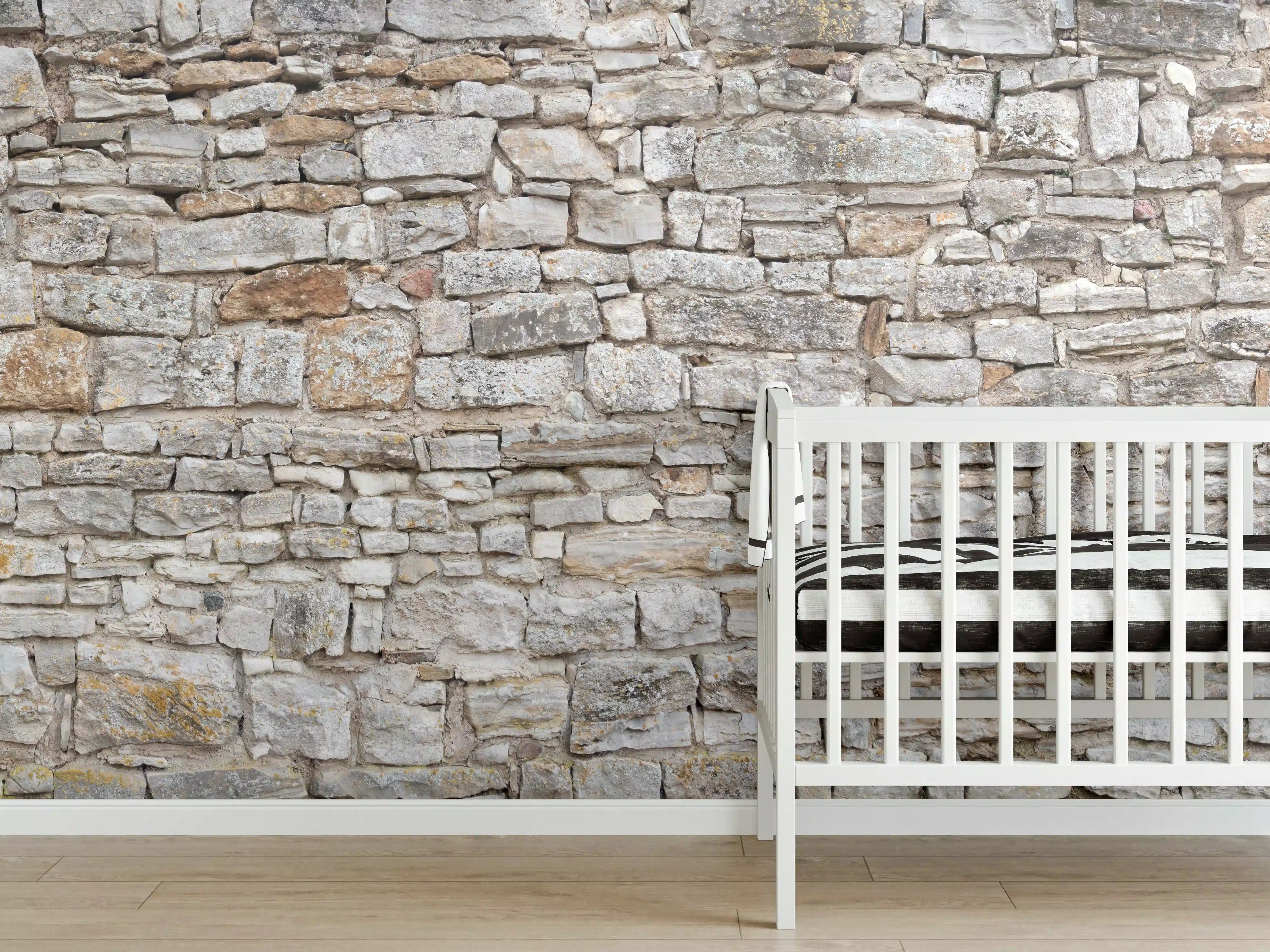Babyzimmer Wandgestaltung - Gräuliche alte Mauer aus groben Steinen