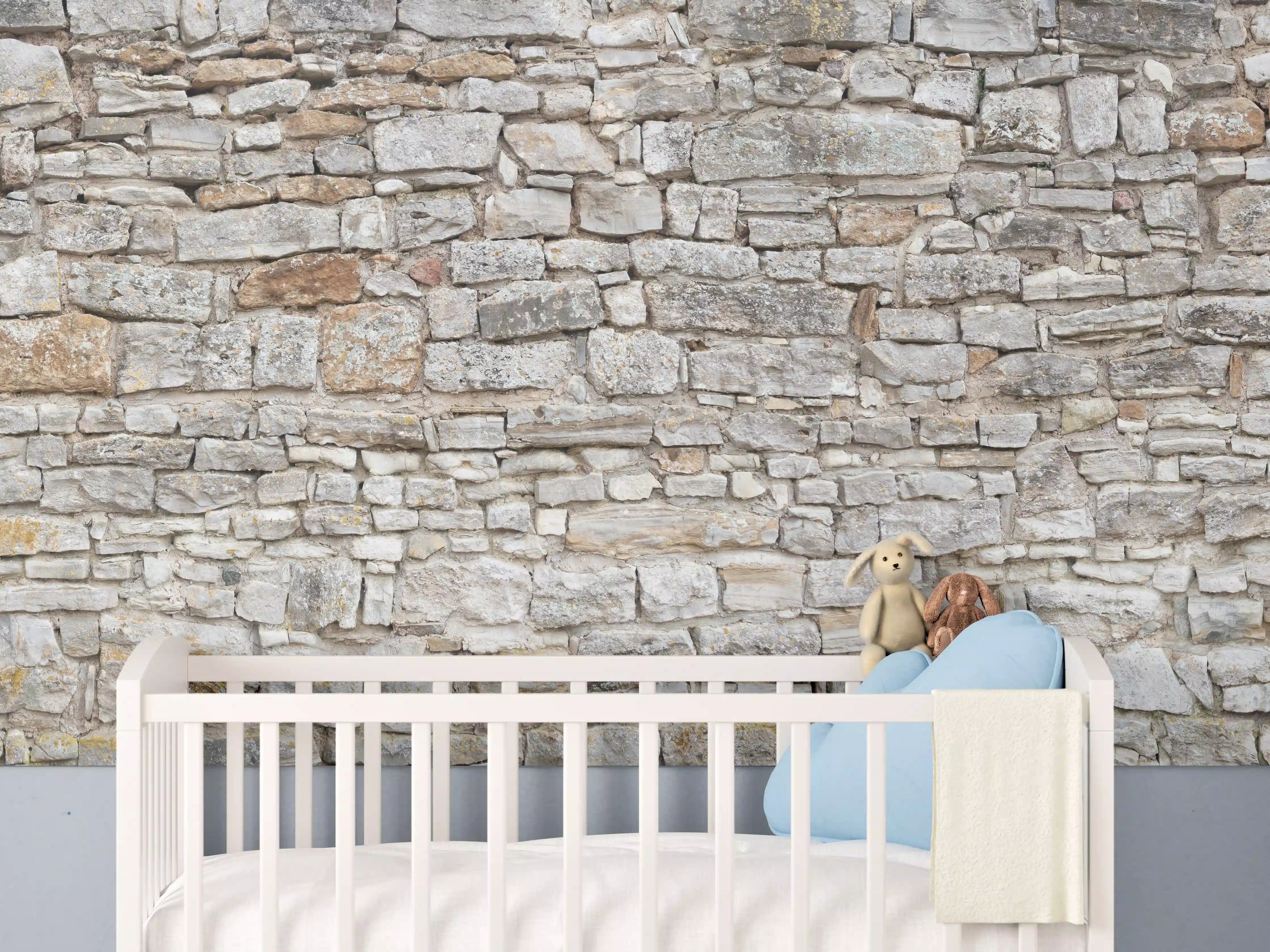 Babyzimmer Wandgestaltung - Gräuliche alte Mauer aus groben Steinen